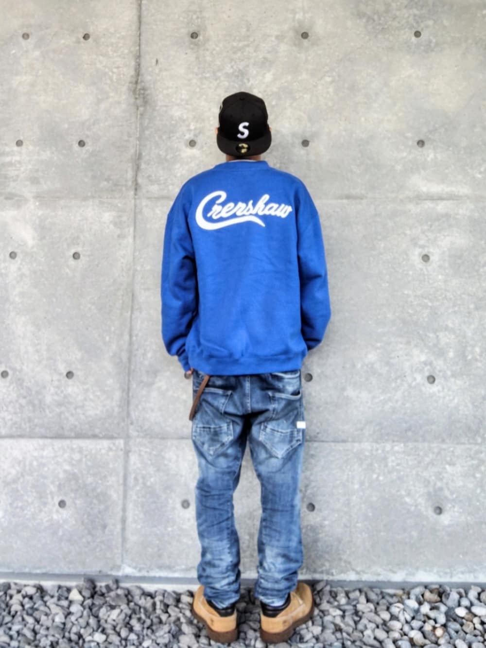 ブルー系のスウェット、ブルー系のデニムパンツ、イエロー系のブーツを着用したメンズの春コーディネートの2枚目の写真