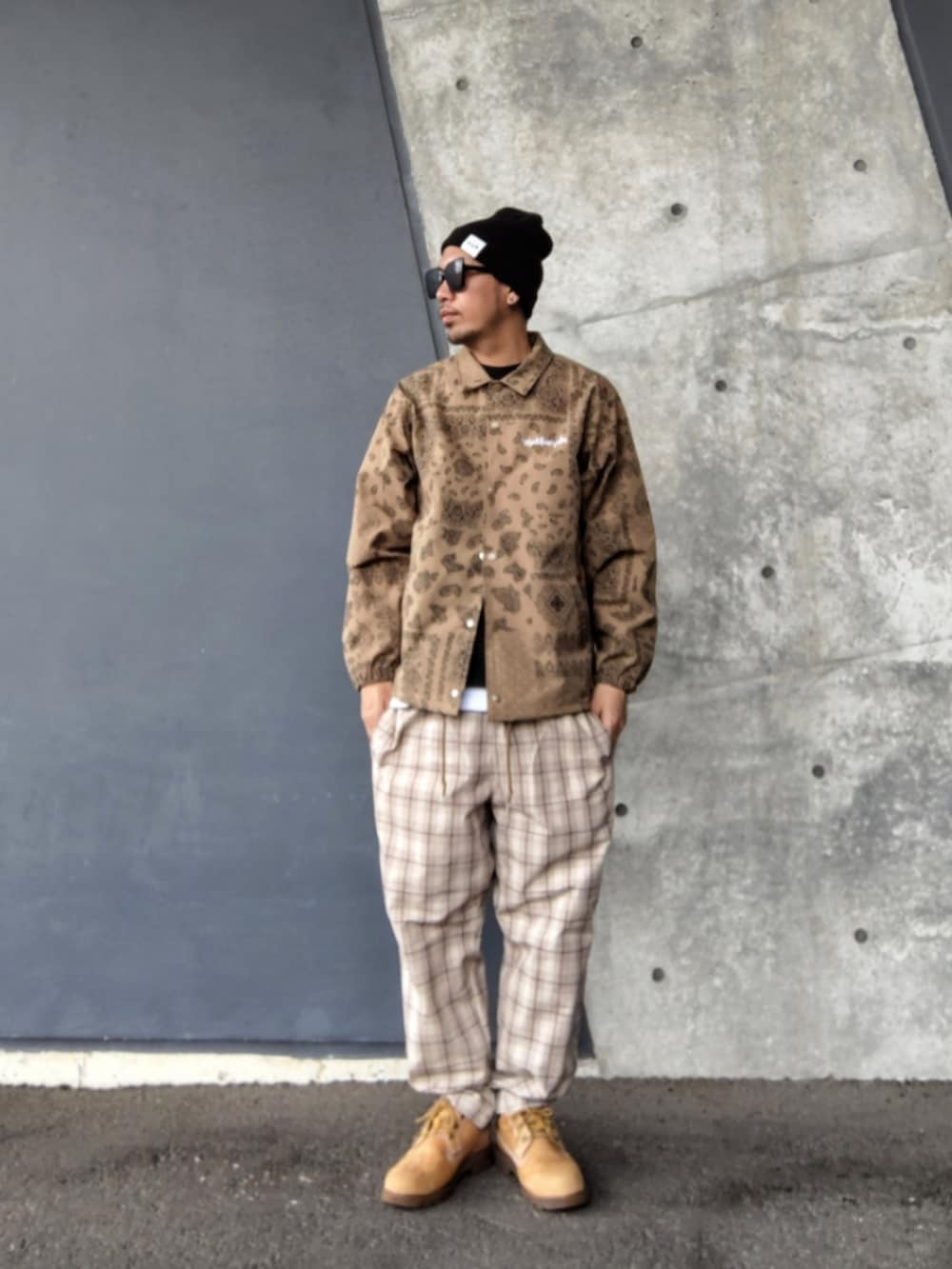 ベージュ系のジャケット/アウター、ブラック系のTシャツ/カットソー、ホワイト系のタンクトップを着用したメンズの春コーディネートの2枚目の写真