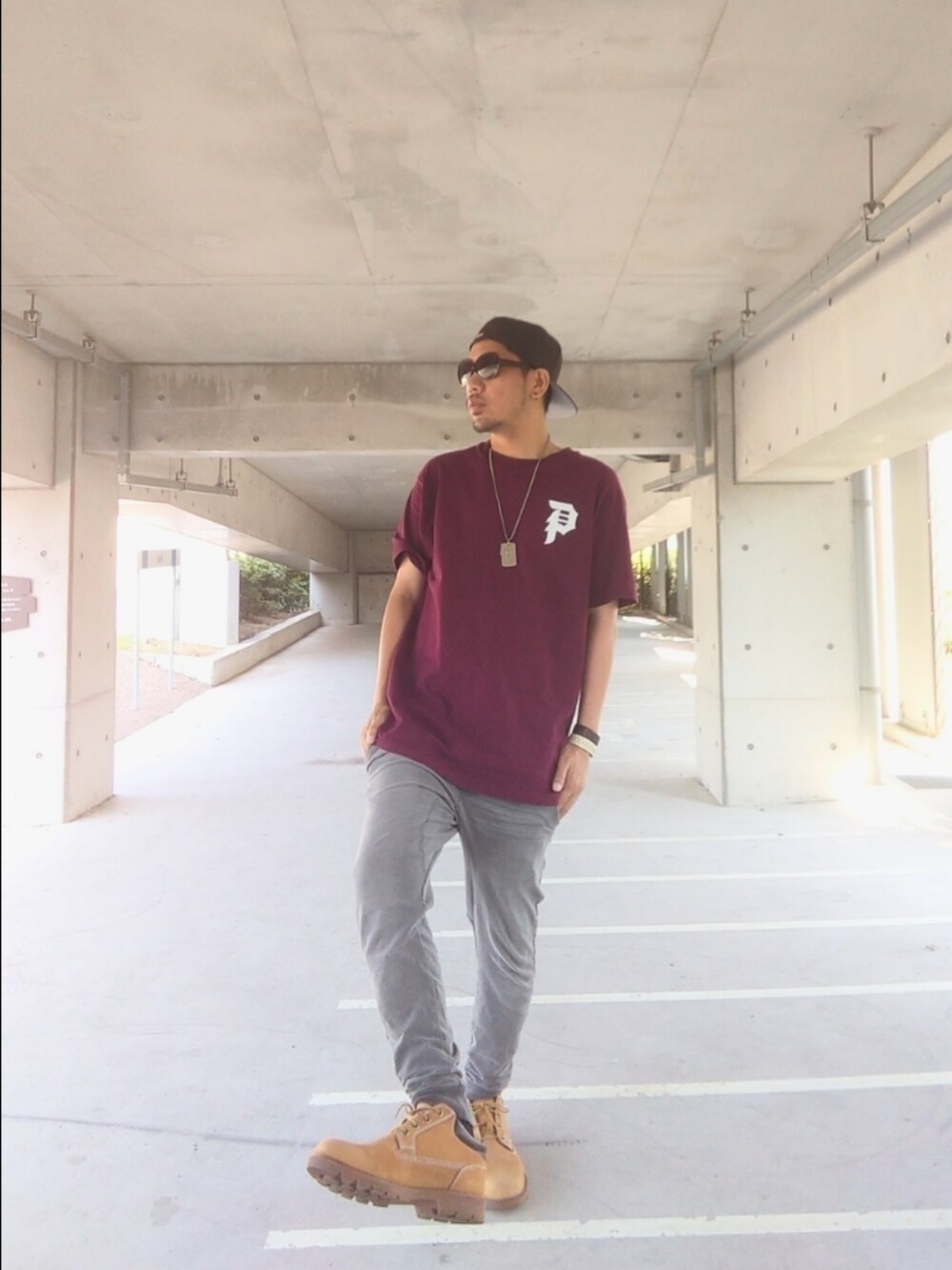 レッド系のTシャツ/カットソー、イエロー系のブーツ、グレー系のその他パンツを着用したメンズの秋コーディネートの2枚目の写真