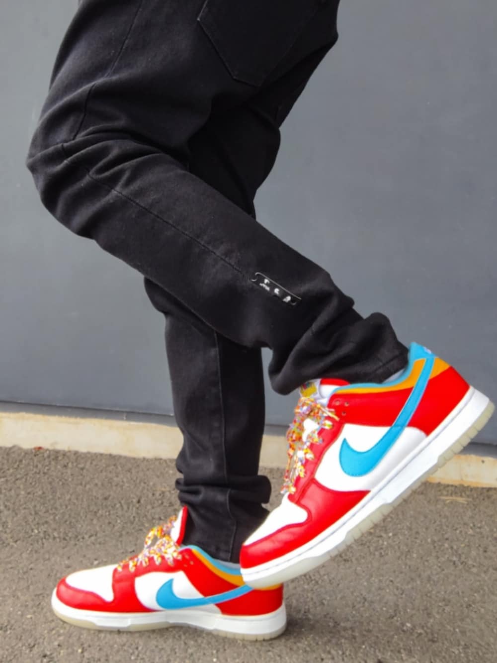 グレー系のパーカー、ブラック系のデニムパンツ、その他のスニーカーを着用したメンズの冬コーディネートの4枚目の写真