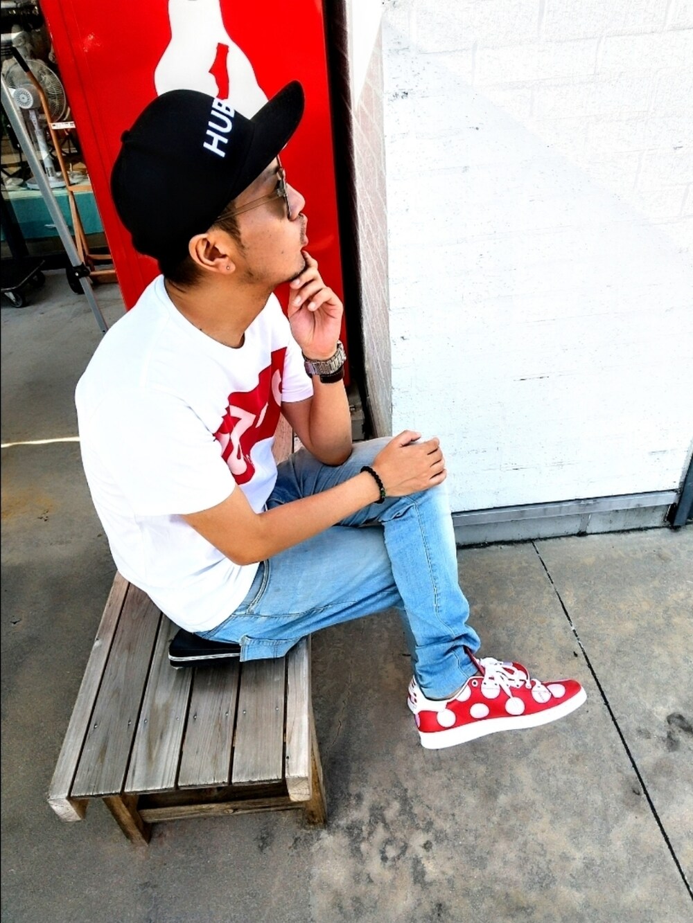 ホワイト系のTシャツ/カットソー、ブルー系のデニムパンツ、レッド系のスニーカーを着用したメンズの夏コーディネートの2枚目の写真