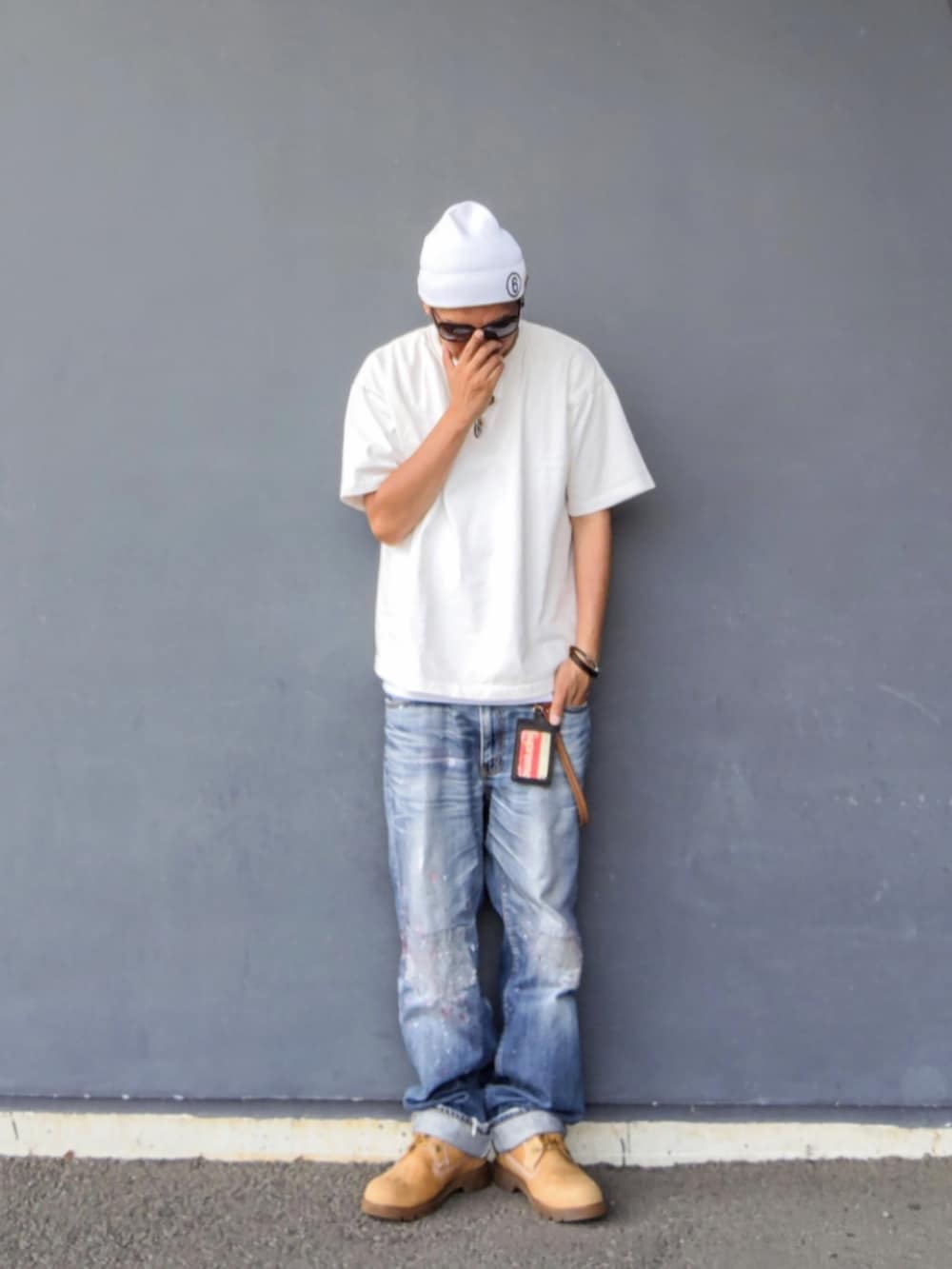 ホワイト系のTシャツ/カットソー、ホワイト系のタンクトップ、ブルー系のデニムパンツを着用したメンズの夏コーディネートの2枚目の写真