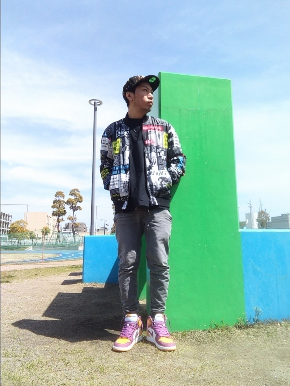 その他のブルゾン、ブラック系のTシャツ/カットソー、イエロー系のスニーカーを着用したメンズの春コーディネートの3枚目の写真