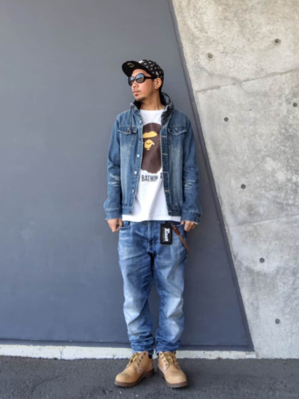 ブルー系のデニムジャケット、ホワイト系のTシャツ/カットソー、ブルー系のデニムパンツを着用したメンズの春コーディネートの2枚目の写真