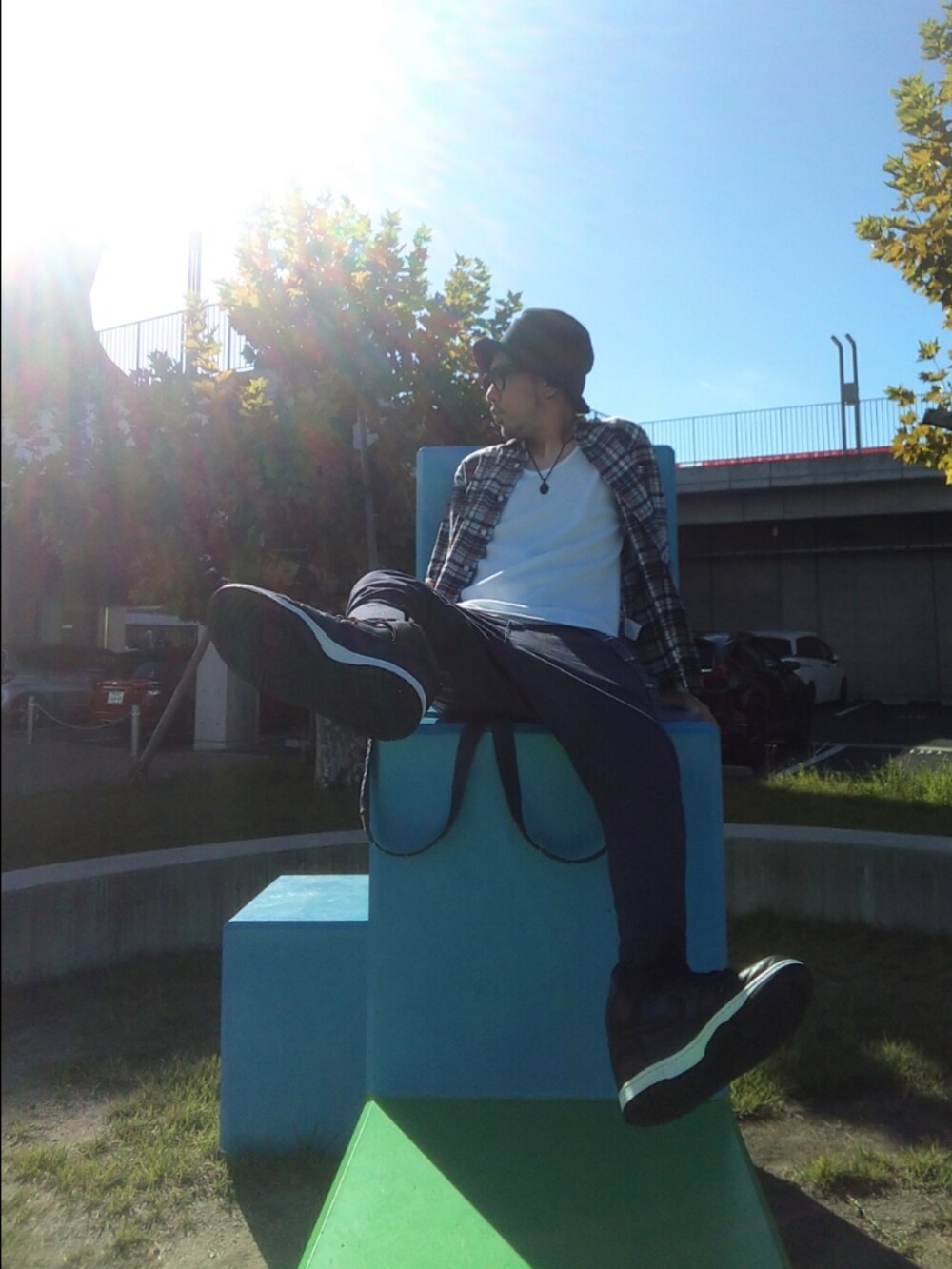 ブルー系のシャツ/ブラウス、ブルー系のその他パンツ、ブルー系のスニーカーを着用したメンズの秋コーディネートの3枚目の写真