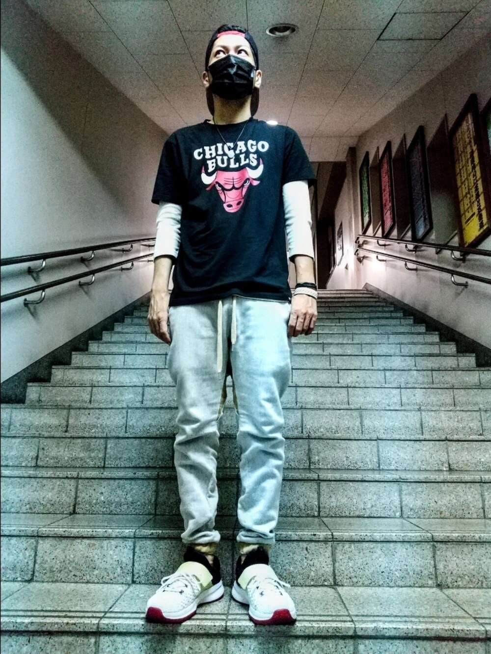 ブラック系のTシャツ/カットソー、グレー系のスウェットパンツ、ホワイト系のスニーカーを着用したメンズの夏コーディネートの2枚目の写真