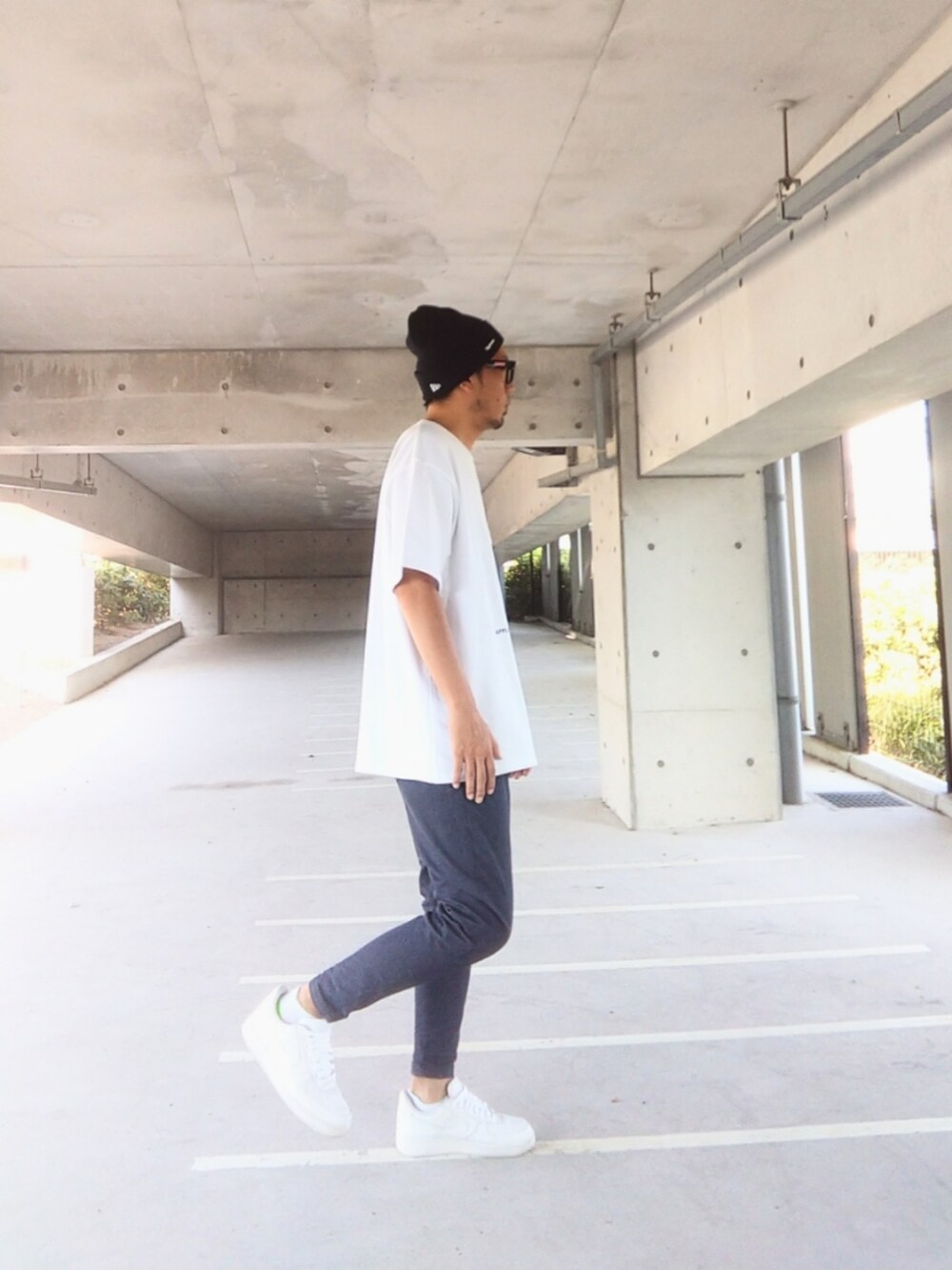 ホワイト系のTシャツ/カットソー、ブルー系のその他パンツ、ホワイト系のスニーカーを着用したメンズの夏コーディネートの3枚目の写真