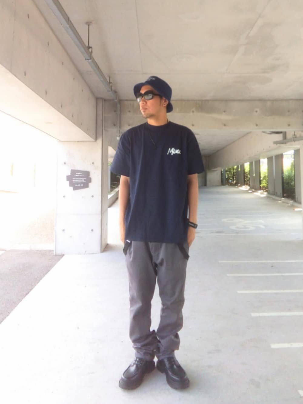 ブルー系のTシャツ/カットソー、グレー系のチノパンツ、ブラック系のモカシン/デッキシューズを着用したメンズの夏コーディネートの2枚目の写真