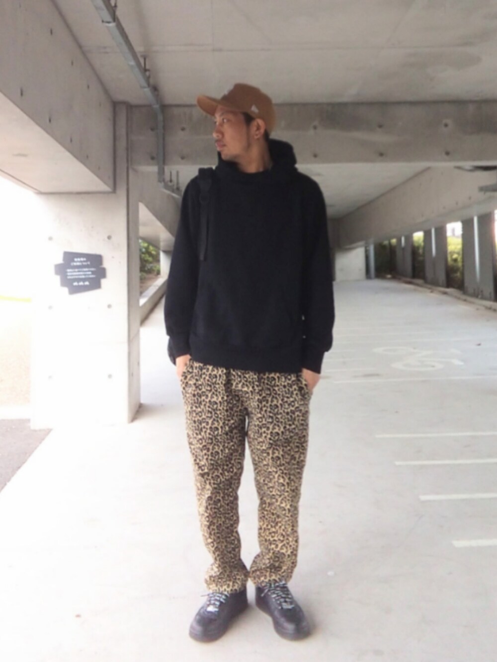 ブラック系のバックパック/リュック、ブラック系のパーカー、その他のパンツを着用したメンズの春コーディネートの2枚目の写真