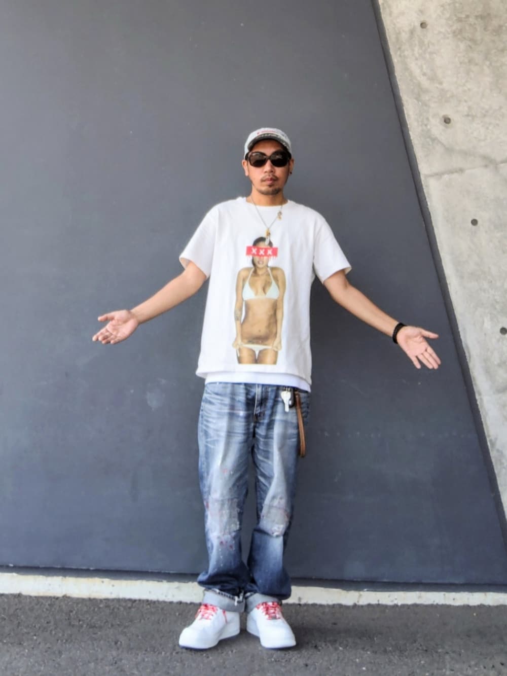 ホワイト系のTシャツ/カットソー、ブルー系のデニムパンツ、ホワイト系のスニーカーを着用したメンズの夏コーディネートの2枚目の写真