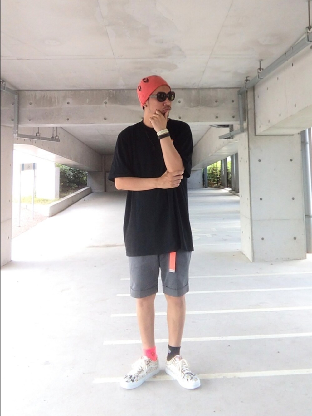 ブラック系のTシャツ/カットソー、グレー系のその他パンツ、その他のスニーカーを着用したメンズの夏コーディネートの3枚目の写真