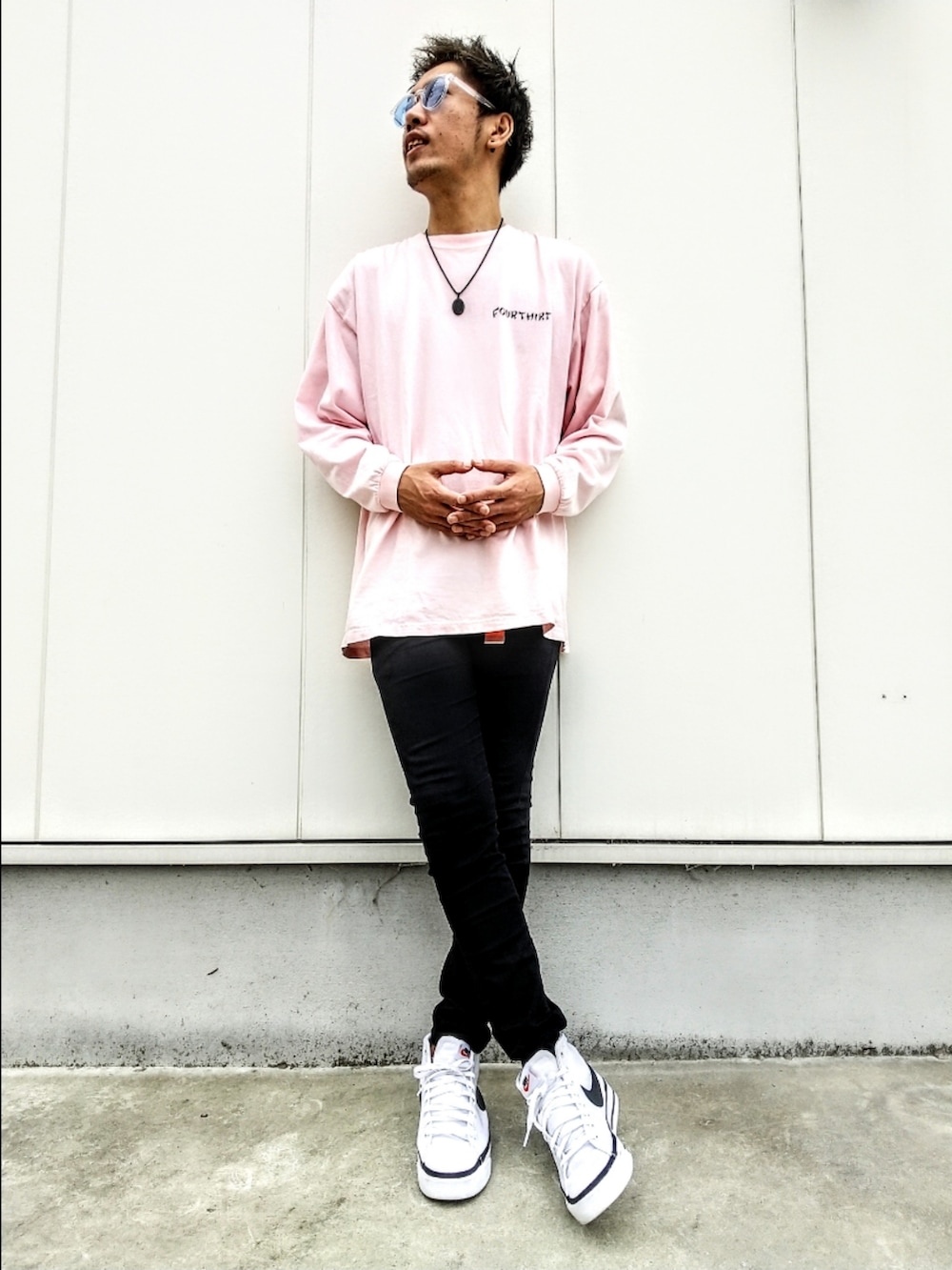 ピンク系のTシャツ/カットソー、ブラック系のデニムパンツ、ホワイト系のスニーカーを着用したメンズの夏コーディネートの2枚目の写真