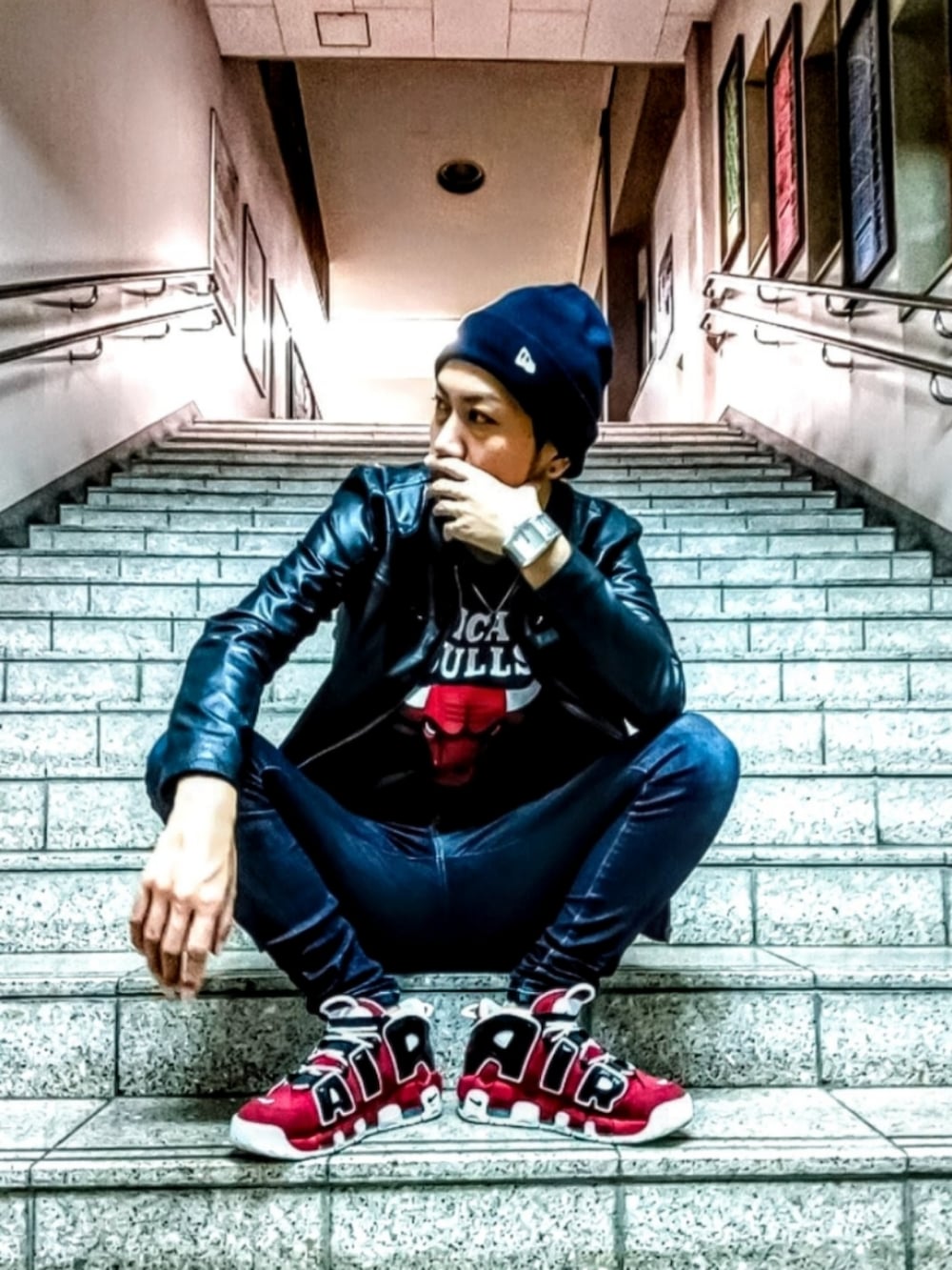 ブラック系のジャケット/アウター、ブラック系のTシャツ/カットソー、ブルー系のデニムパンツを着用したメンズの秋コーディネートの4枚目の写真