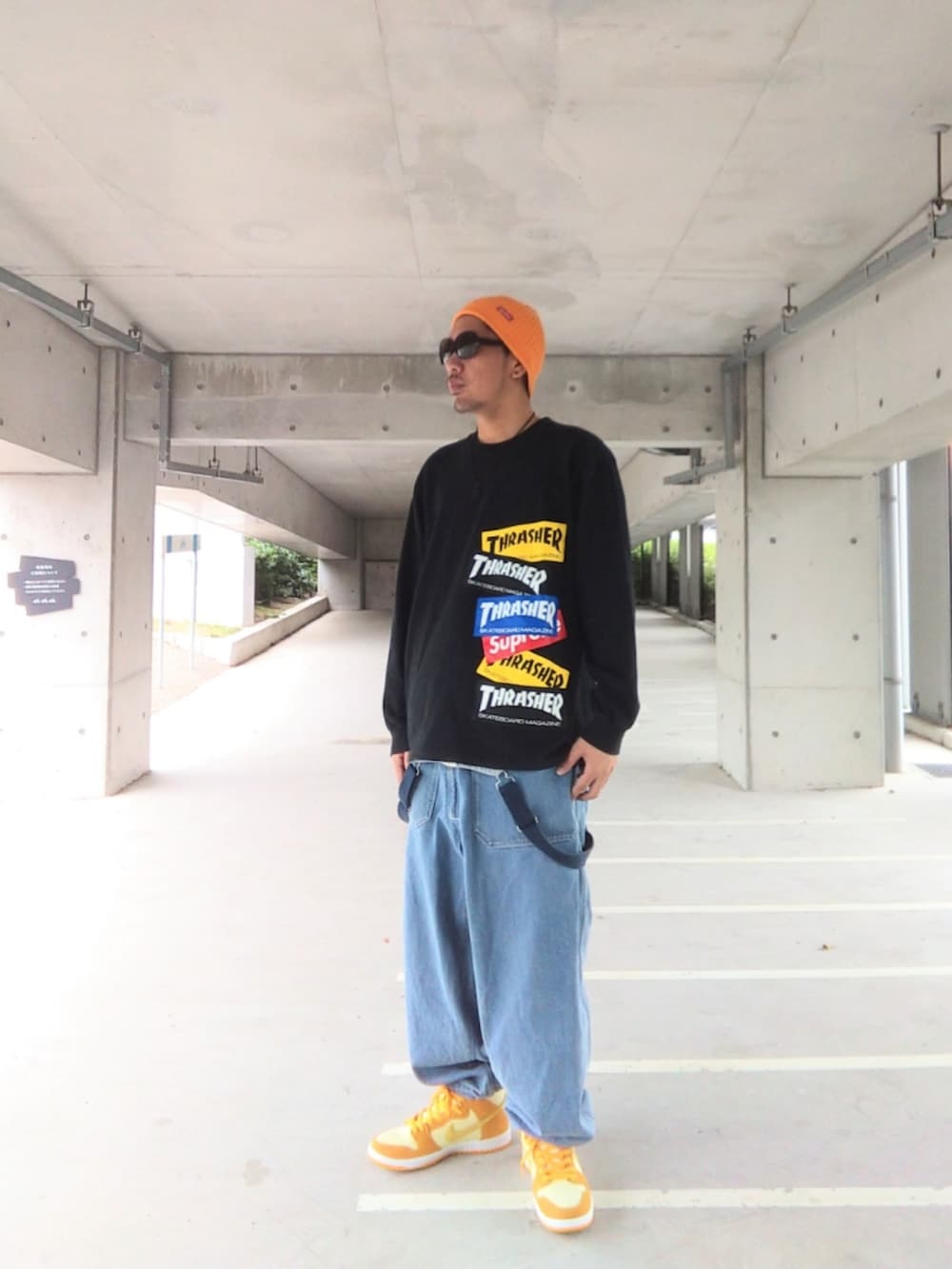 「スケータースタイル、ストリート、supreme、ニコアンド、オーバーオール、NIKE、dunk、ビーニー、THRASHER、ロンT、イエロー、秋コーデ、ニット帽」|「Supreme のアイテム(ニットキャップ/ビーニー、イエロー系)」を使った、hasshi(ハッシー)さん(メンズ・172cm)の秋コーディネートの2枚目の写真
