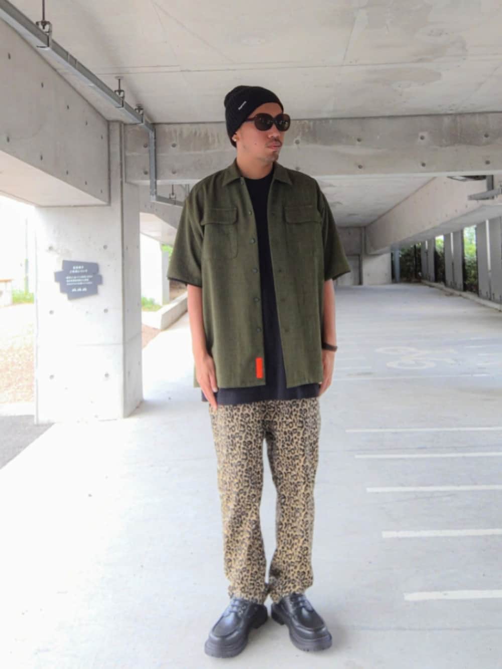 グリーン系のシャツ/ブラウス、ブラック系のTシャツ/カットソー、その他のパンツを着用したメンズの秋コーディネートの2枚目の写真