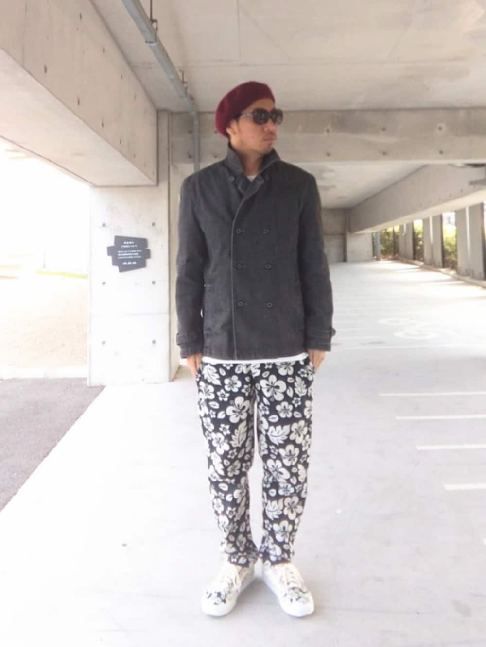 ブラック系のピーコート、ブラック系のその他パンツ、その他のスニーカーを着用したメンズの春コーディネートの2枚目の写真