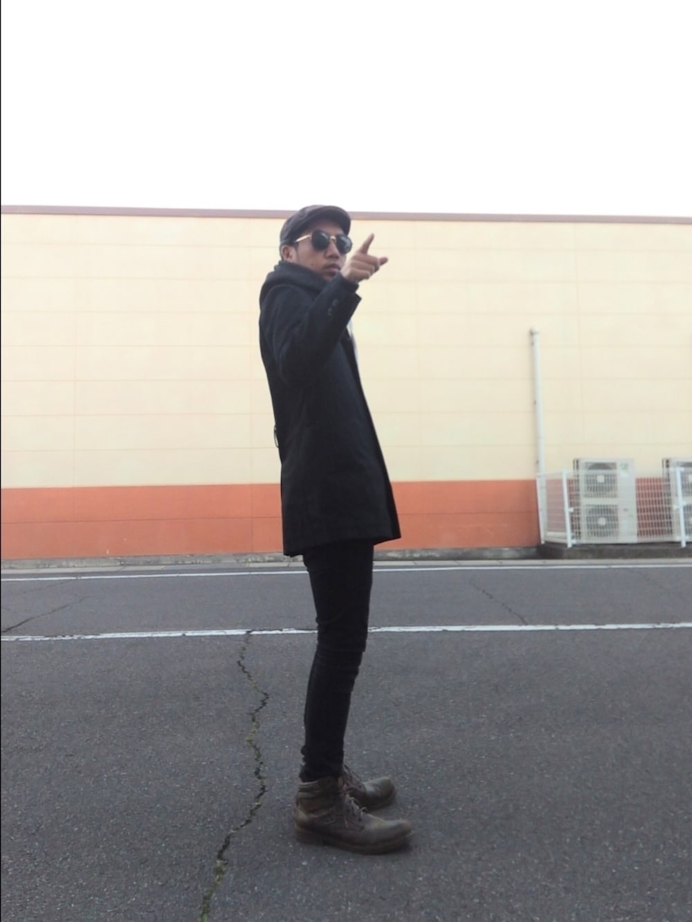 ブラック系のジャケット/アウター、ブラック系のデニムパンツ、ブラウン系のブーツを着用したメンズの春コーディネートの3枚目の写真