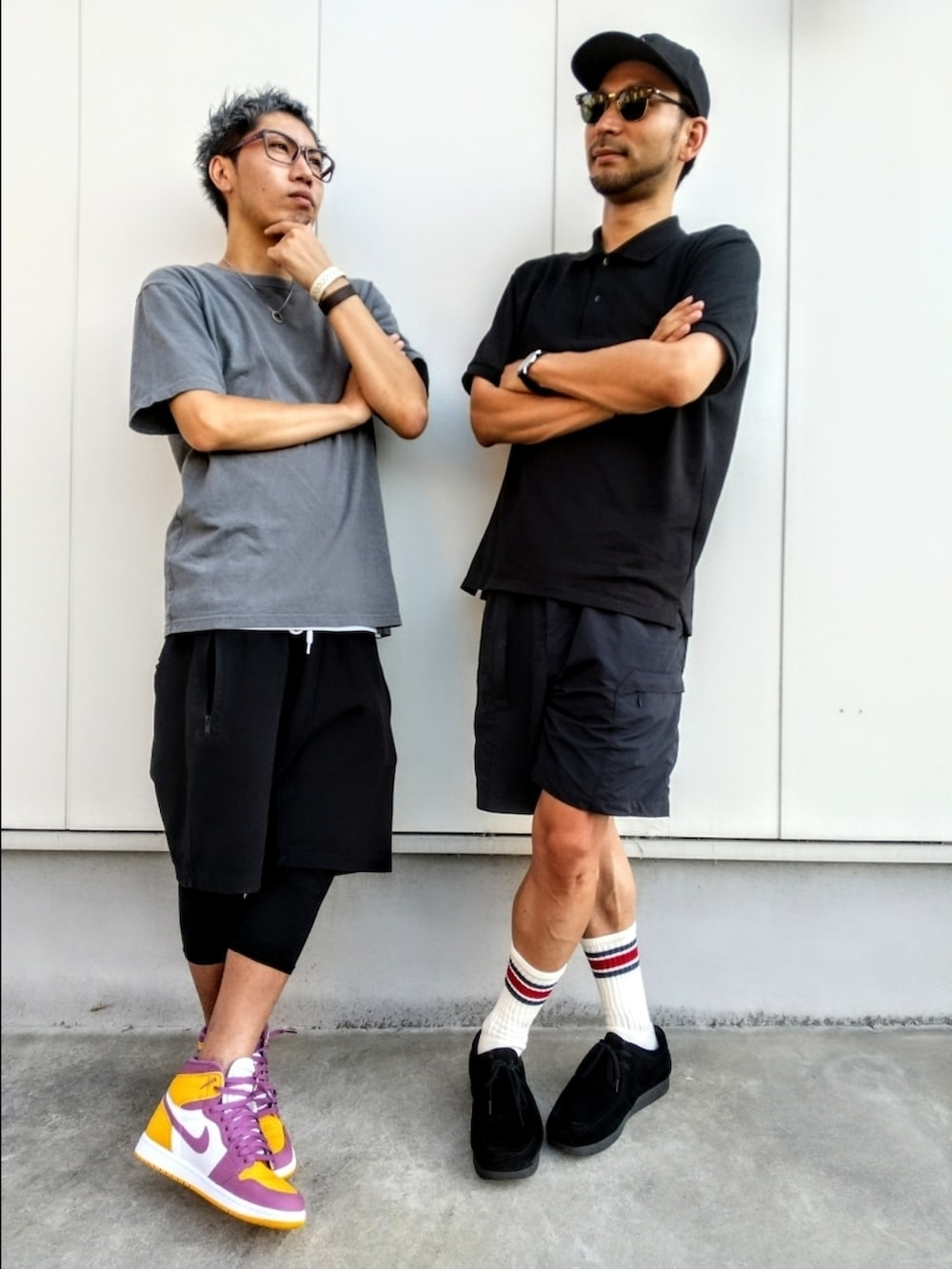 グレー系のTシャツ/カットソー、ブラック系のその他パンツ、イエロー系のスニーカーを着用したメンズの夏コーディネートの3枚目の写真