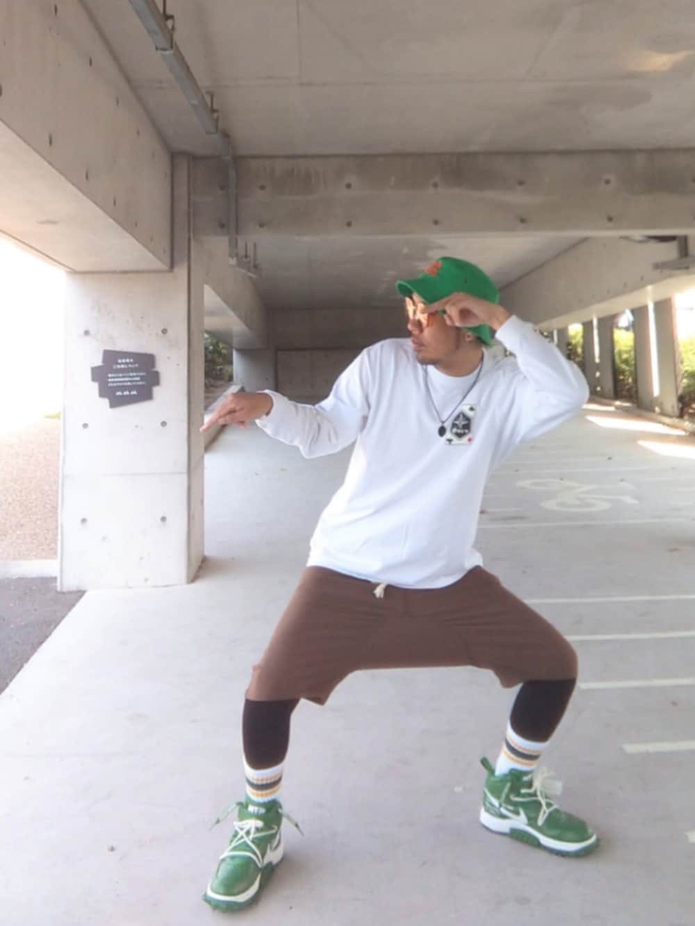 ホワイト系のTシャツ/カットソー、ブラウン系のその他パンツ、グリーン系のスニーカーを着用したメンズの春コーディネートの2枚目の写真