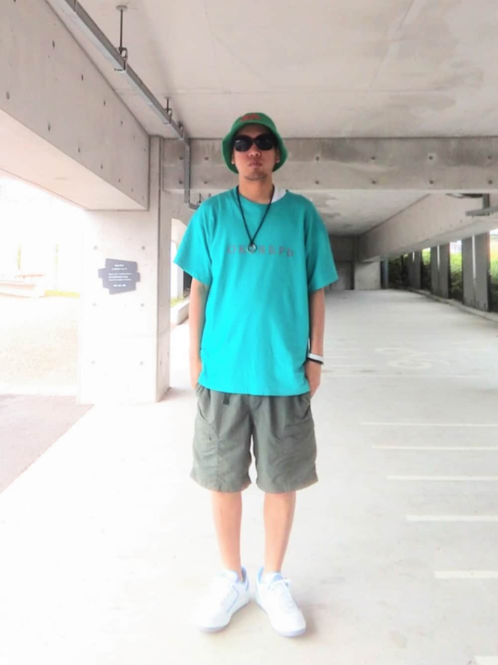 ブルー系のTシャツ/カットソー、ホワイト系のタンクトップ、グリーン系のパンツを着用したメンズの夏コーディネートの2枚目の写真