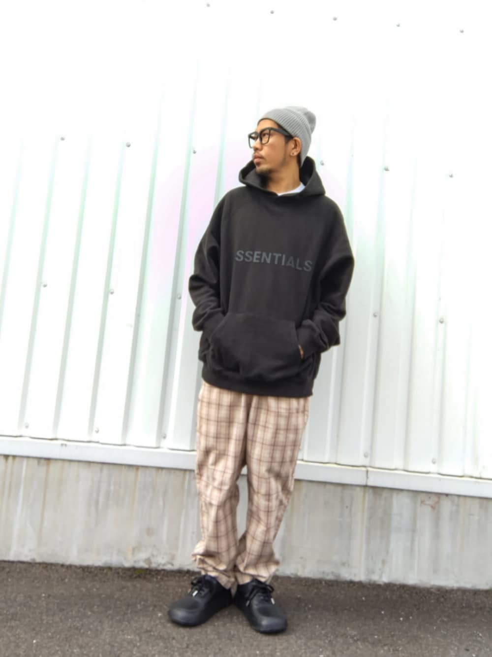 ブラック系のパーカー、ベージュ系のその他パンツ、ブラック系のスニーカーを着用したメンズの冬コーディネートの2枚目の写真