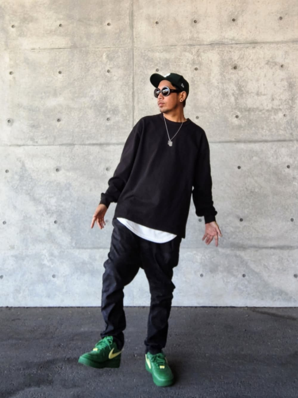 ブラック系のTシャツ/カットソー、ホワイト系のタンクトップ、ブラック系のパンツを着用したメンズの秋コーディネートの3枚目の写真