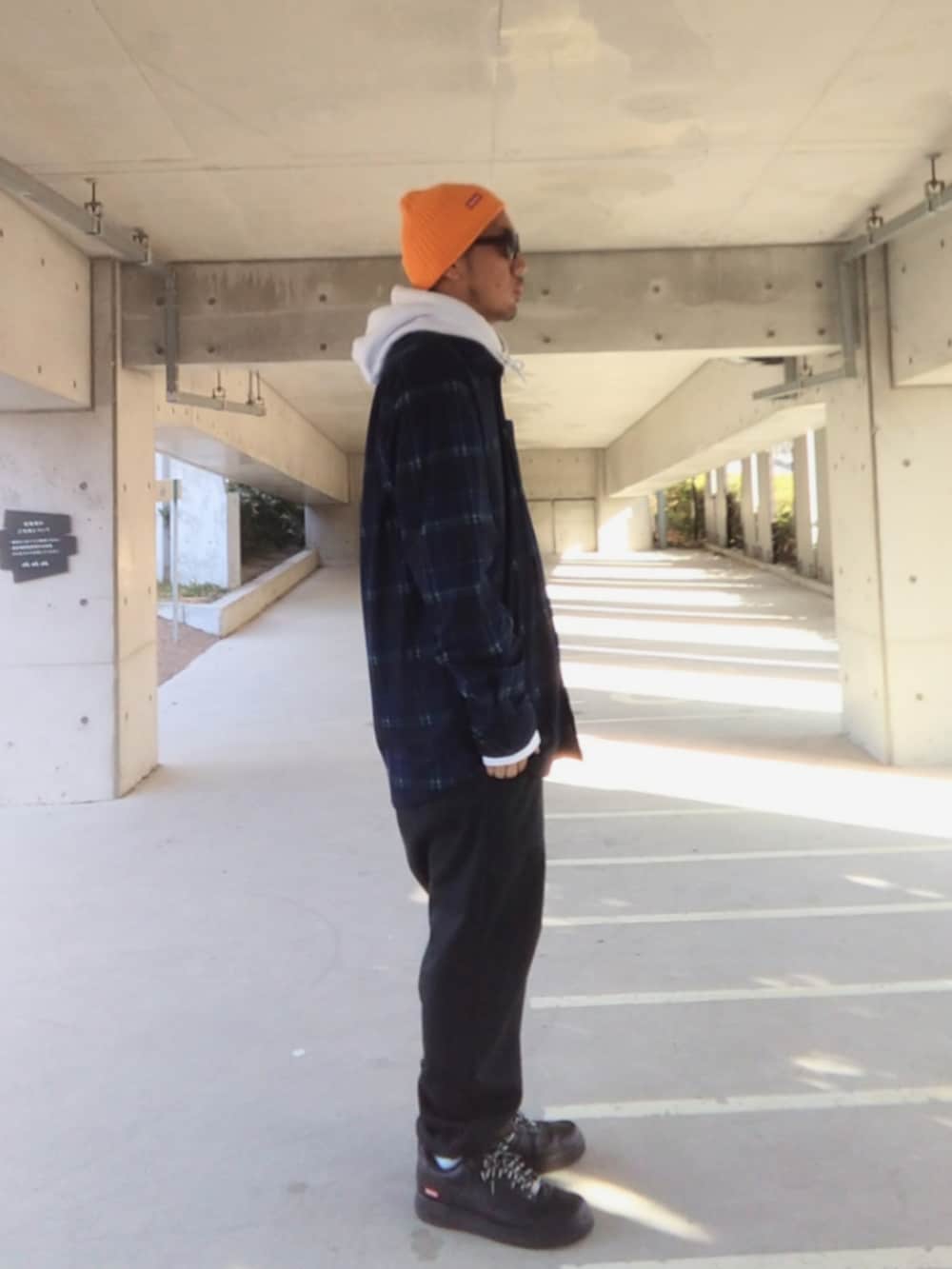 ブルー系のシャツ/ブラウス、ホワイト系のパーカー、ブラック系のスウェットパンツを着用したメンズの冬コーディネートの2枚目の写真