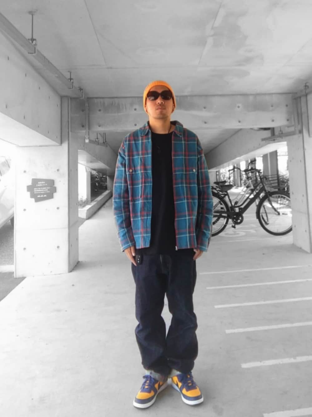 「ストリート、ビーニー、supreme、ニコアンド、ブルゾン、チェック、UNIQLO、XLARGE、NIKE、ターミネーター、ミシガン、最近のいい感じコーデ、サングラス」｜「Supreme のアイテム（ニットキャップ/ビーニー、イエロー系）」を使った、hasshi(ハッシー)さん（メンズ・172cm）の春コーディネートの2枚目の写真