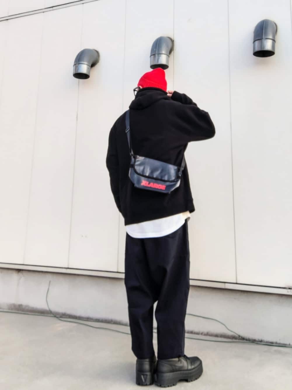 ブラック系のショルダーバッグ、ブラック系のパーカー、ブラック系のその他パンツを着用したメンズの冬コーディネートの3枚目の写真