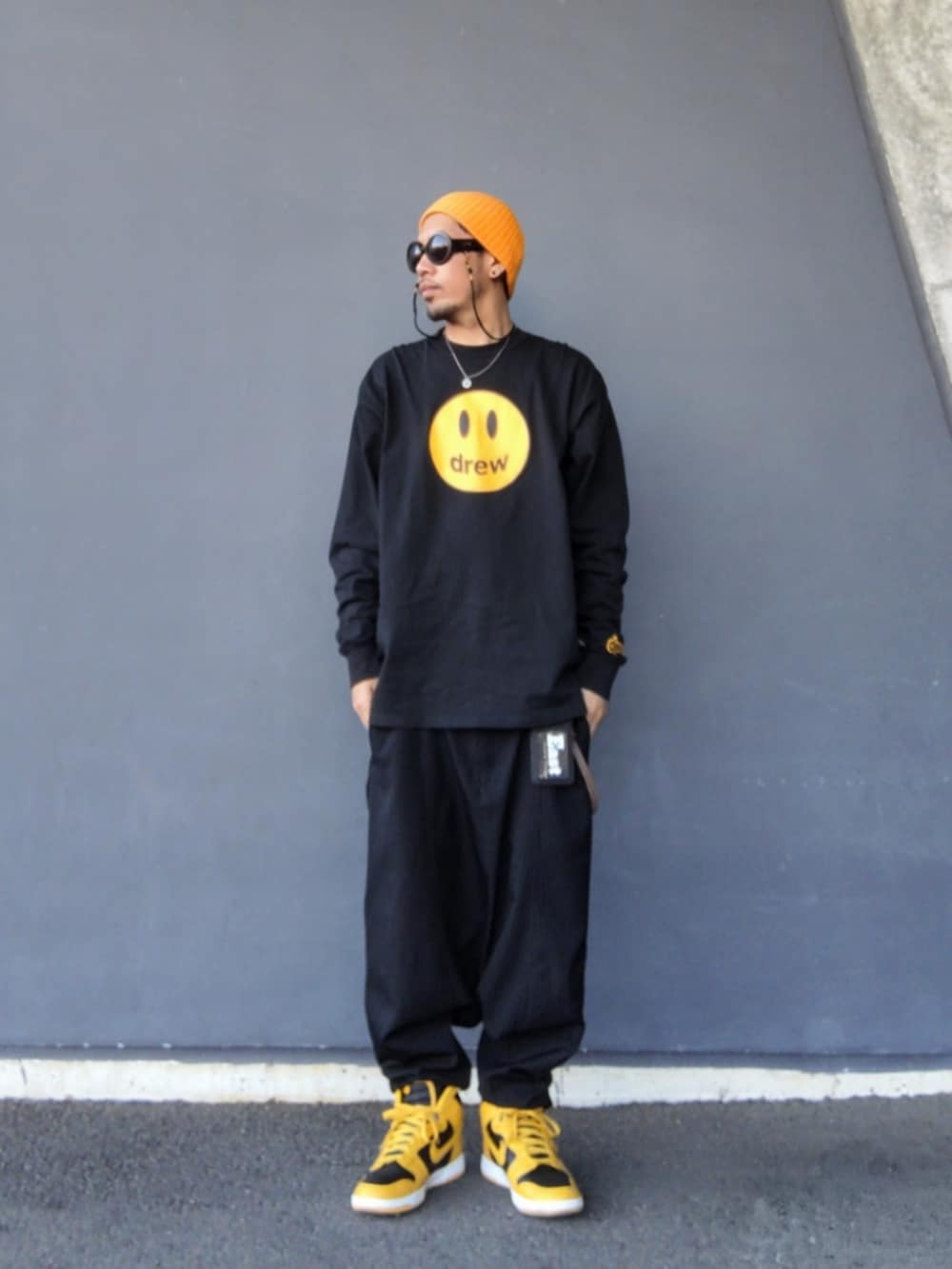 ブラック系のTシャツ/カットソー、ブラック系のその他パンツ、イエロー系のスニーカーを着用したメンズの春コーディネートの3枚目の写真