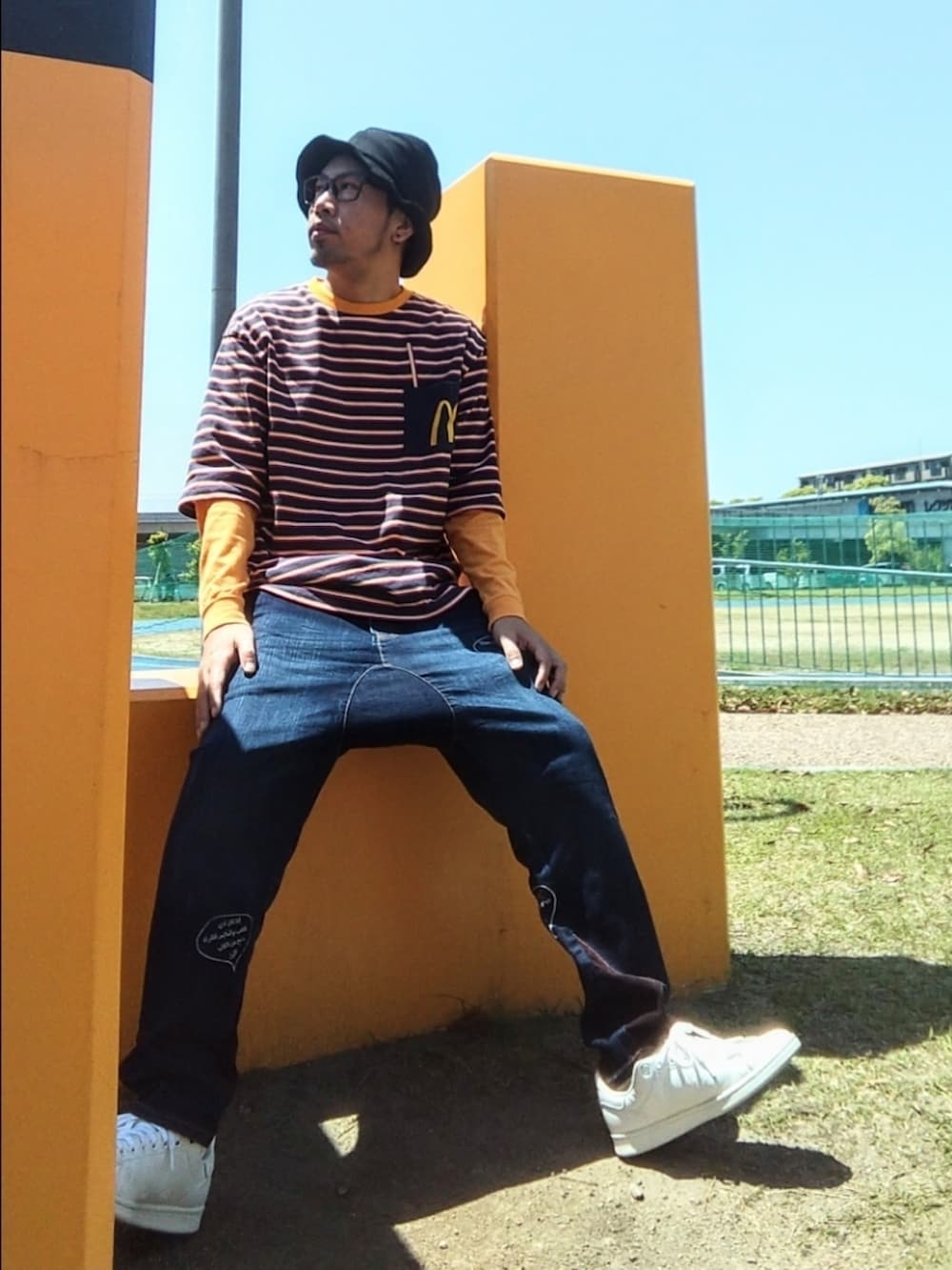 その他のTシャツ/カットソー、ブルー系のデニムパンツ、ホワイト系のスニーカーを着用したメンズの春コーディネートの2枚目の写真