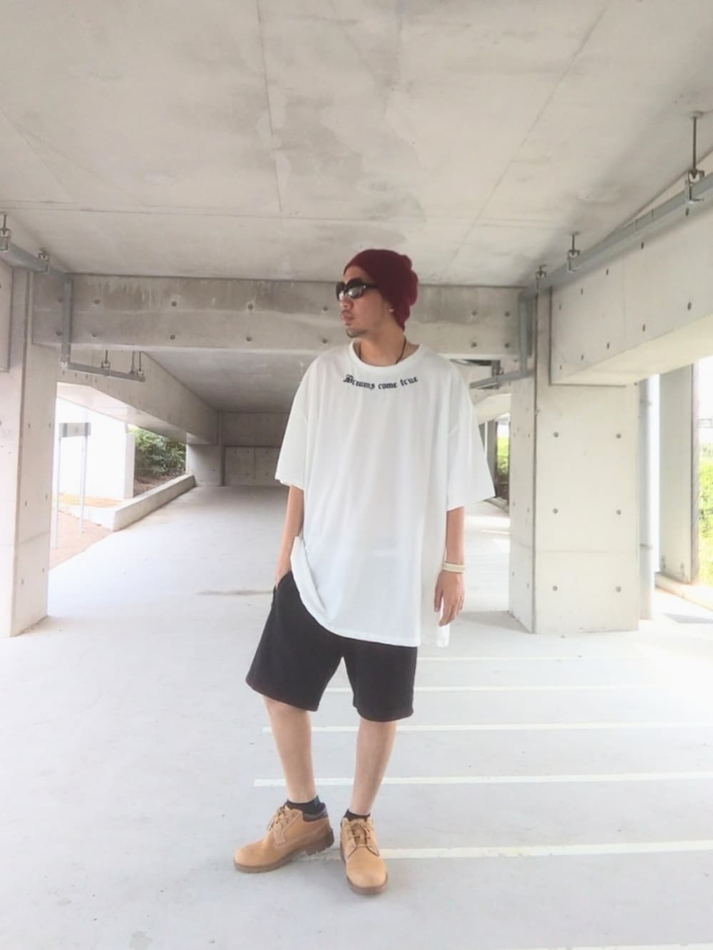 ホワイト系のTシャツ/カットソー、ブラック系のその他パンツ、イエロー系のブーツを着用したメンズの秋コーディネートの2枚目の写真