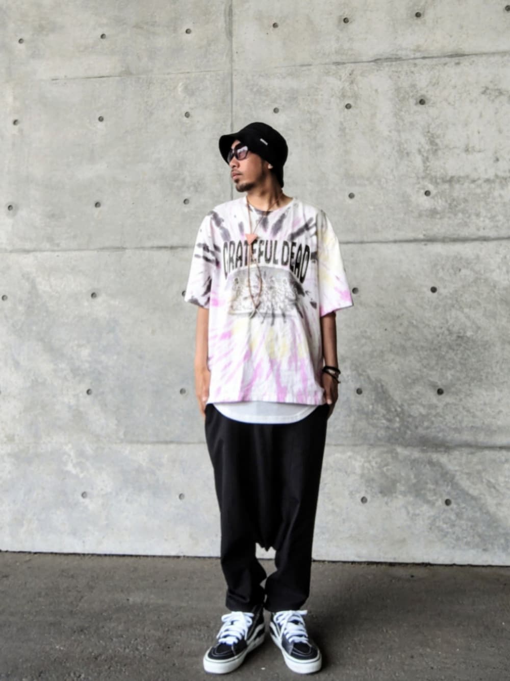 ピンク系のTシャツ/カットソー、ホワイト系のタンクトップ、ブラック系のその他パンツを着用したメンズの春コーディネートの2枚目の写真