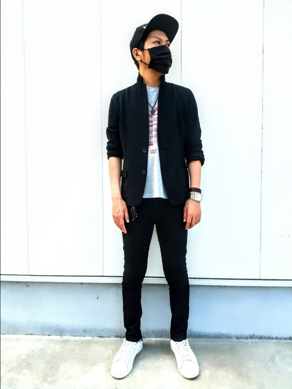 ブラック系のジャケット/アウター、グレー系のTシャツ/カットソー、ブラック系のデニムパンツを着用したメンズの夏コーディネートの2枚目の写真