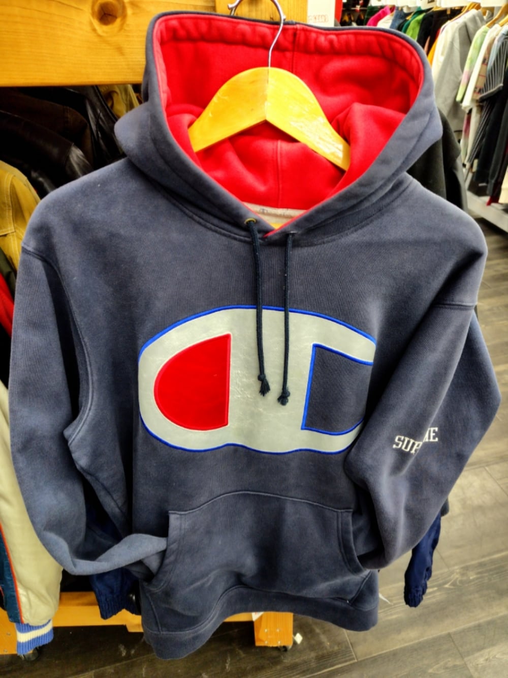 ブルー系のパーカー、ブルー系のデニムパンツ、ブラック系のスニーカーを着用したメンズの冬コーディネートの3枚目の写真