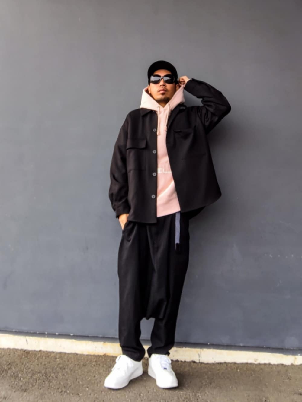 ブラック系のシャツ/ブラウス、ピンク系のパーカー、ブラック系のその他パンツを着用したメンズの冬コーディネートの2枚目の写真