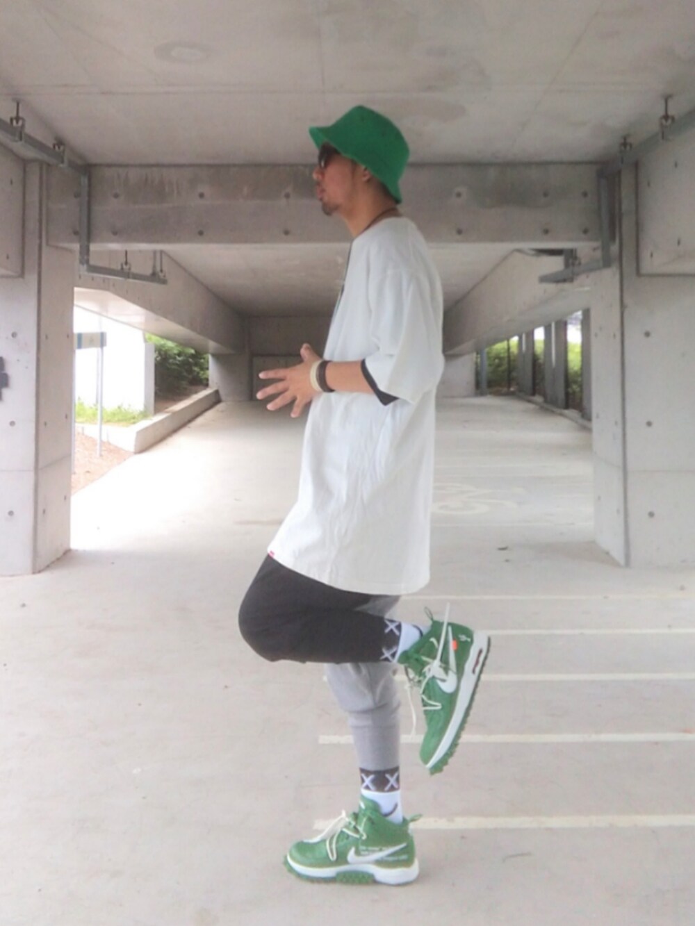 「ストリート、GVAIAL GARAGE、バケットハット、RAZZIS、relation、スウェットパンツ、靴下、靴下オタク、OFF-WHITE、NIKE、エアフォースワン、スニーカー、最近のいい感じコーデ、緑、レイヤード」｜「GVAIAL GARAGEのアイテム（ハット、グリーン系）」を使った、hasshi(ハッシー)さん（メンズ・172cm）の春コーディネートの2枚目の写真