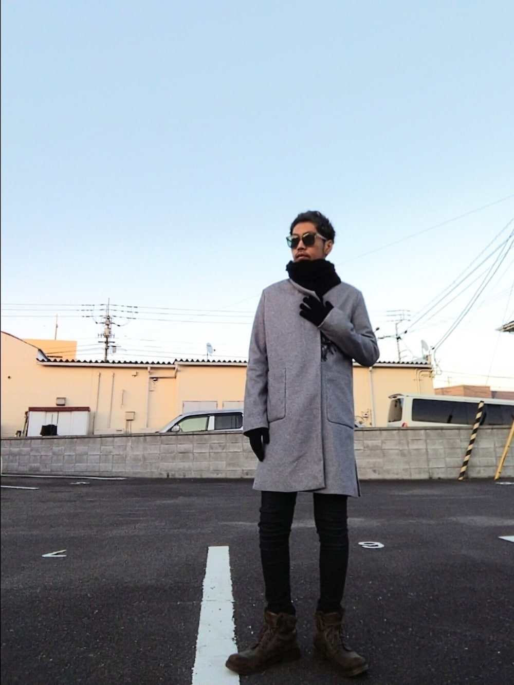 グレー系のジャケット/アウター、ブルー系のデニムパンツ、ブラウン系のブーツを着用したメンズの秋コーディネートの3枚目の写真