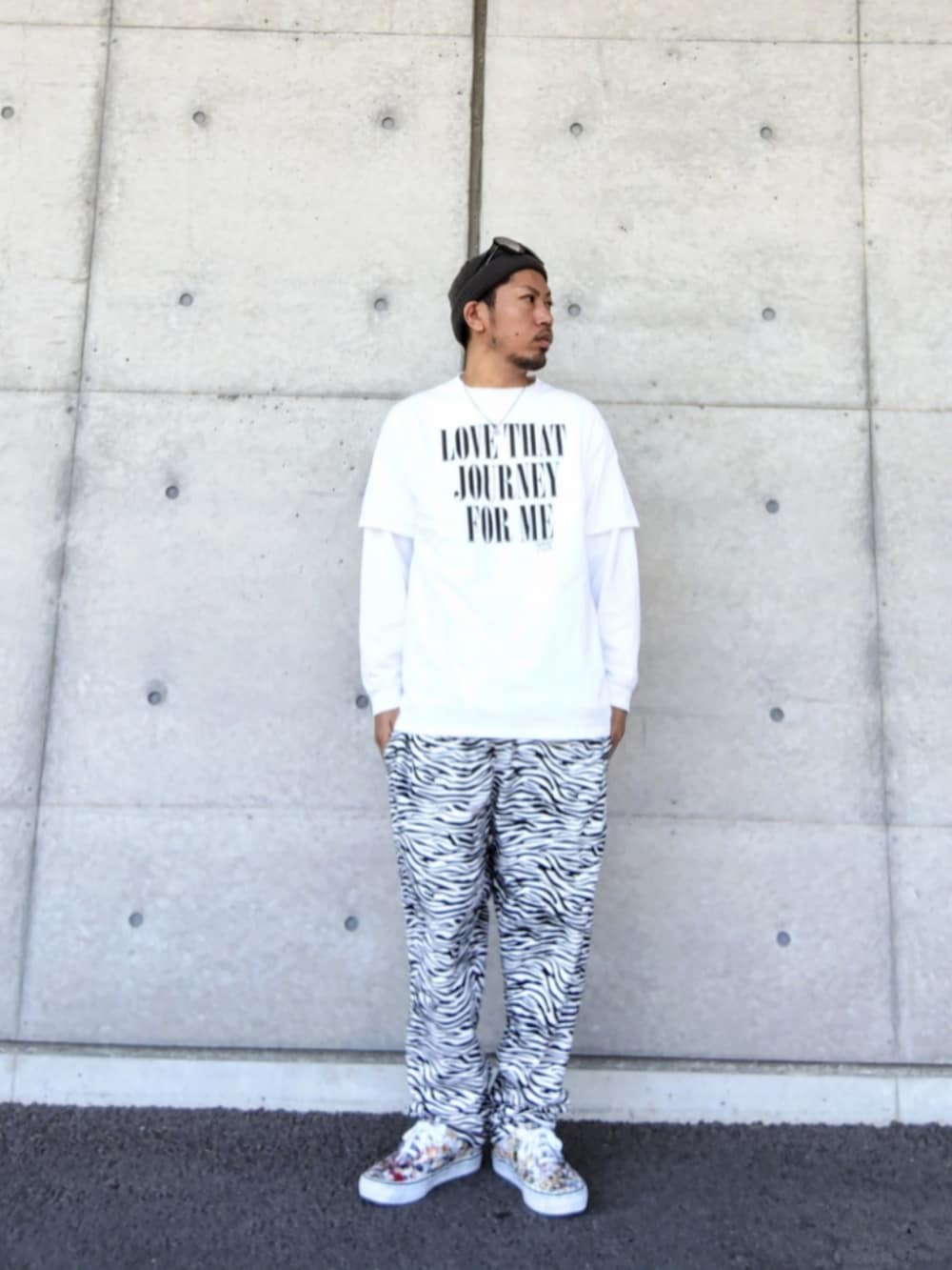 ホワイト系のTシャツ/カットソー、ホワイト系のTシャツ/カットソー、ホワイト系のその他パンツを着用したメンズの秋コーディネートの3枚目の写真