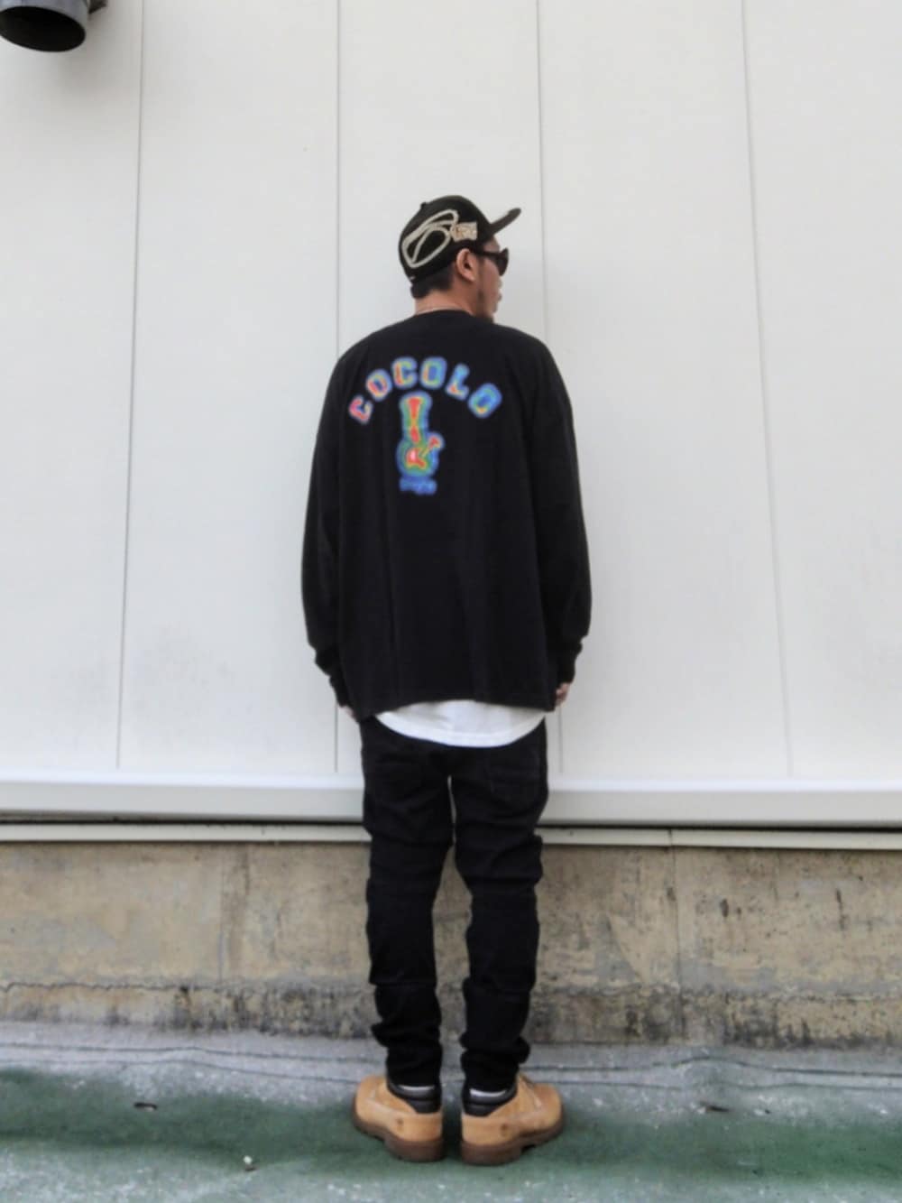 ブラック系のTシャツ/カットソー、ホワイト系のタンクトップ、ブラック系のデニムパンツを着用したメンズの春コーディネートの2枚目の写真