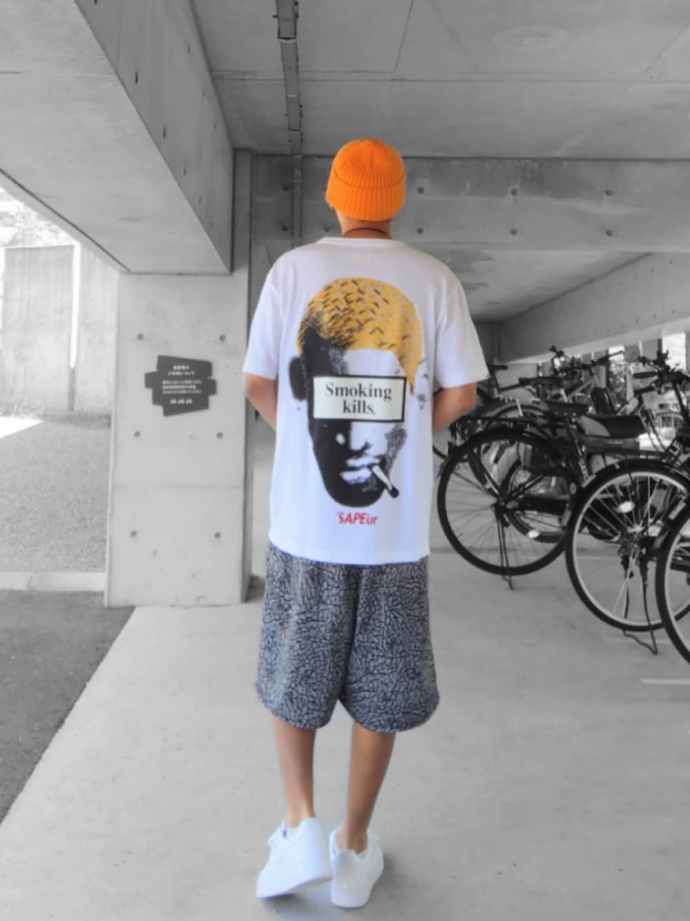 ホワイト系のTシャツ/カットソー、グレー系のパンツ、ホワイト系のスニーカーを着用したメンズの秋コーディネートの3枚目の写真