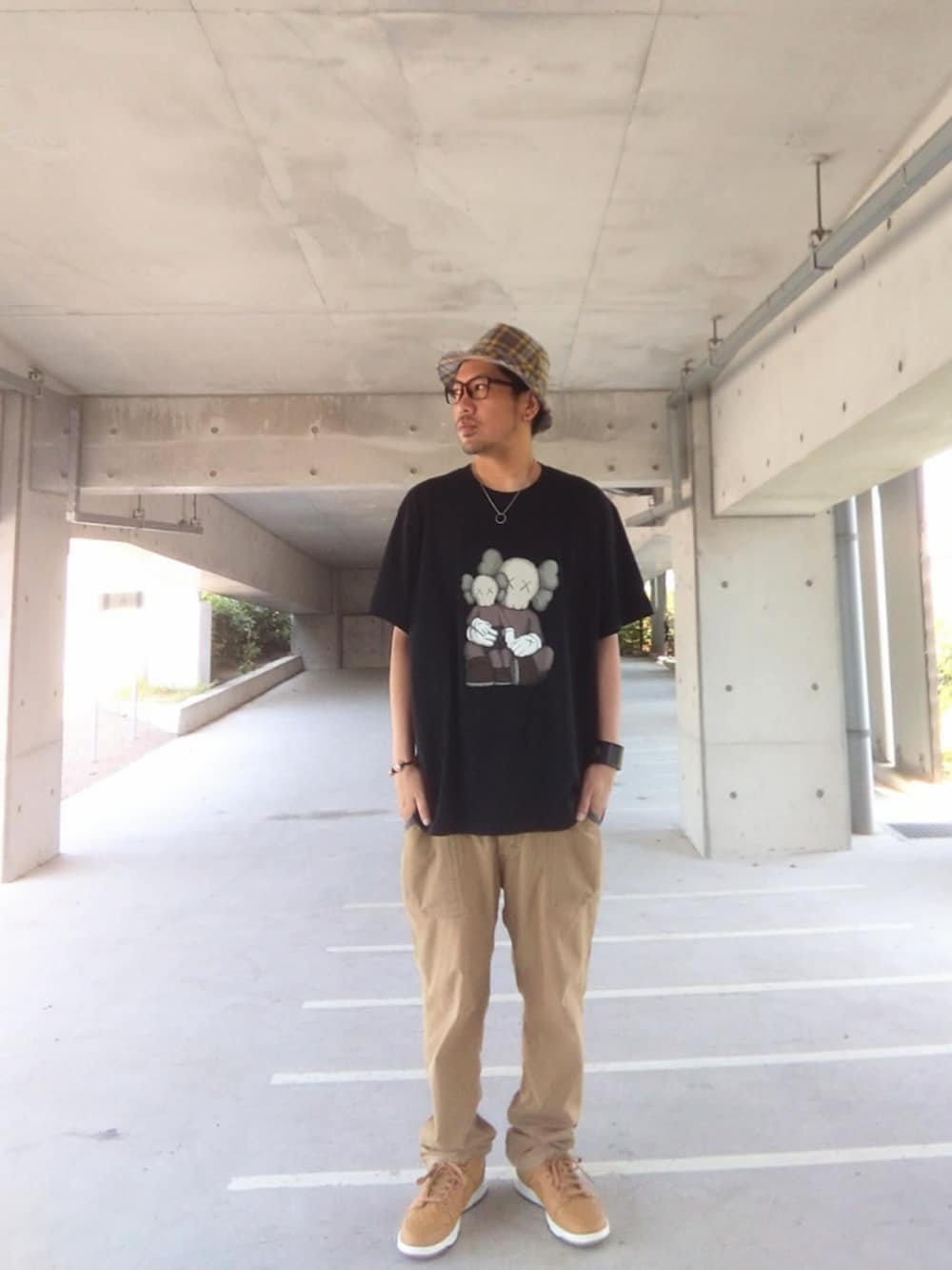 「evae mob、swagger、UNIQLO、kaws、EDWIN、NIKE、dunk、メガネ男子、アクセサリー、ブラウン、ハット、夏だ!Tシャツ着よう!、夏コーデ」|「UNIQLO×KAWSのアイテム(Tシャツ/カットソー、ブラック系)」を使った、hasshi(ハッシー)さん(メンズ・172cm)の夏コーディネートの2枚目の写真