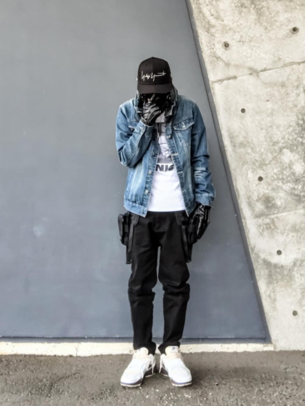 ブルー系のデニムジャケット、ホワイト系のTシャツ/カットソー、ブラック系のその他パンツを着用したメンズの春コーディネートの3枚目の写真