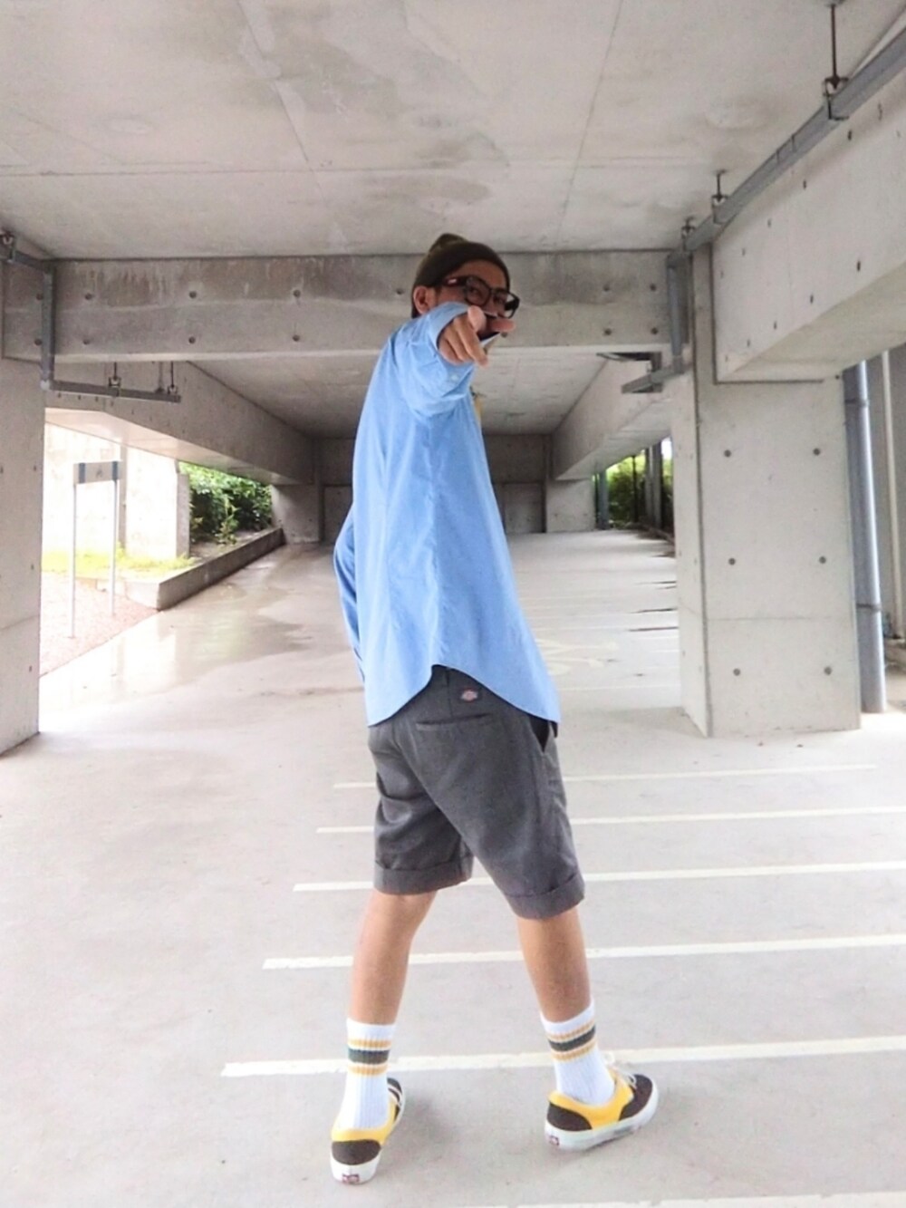 ブラック系のスニーカー、グレー系のその他パンツ、ブルー系のシャツ/ブラウスを着用したメンズの夏コーディネートの4枚目の写真