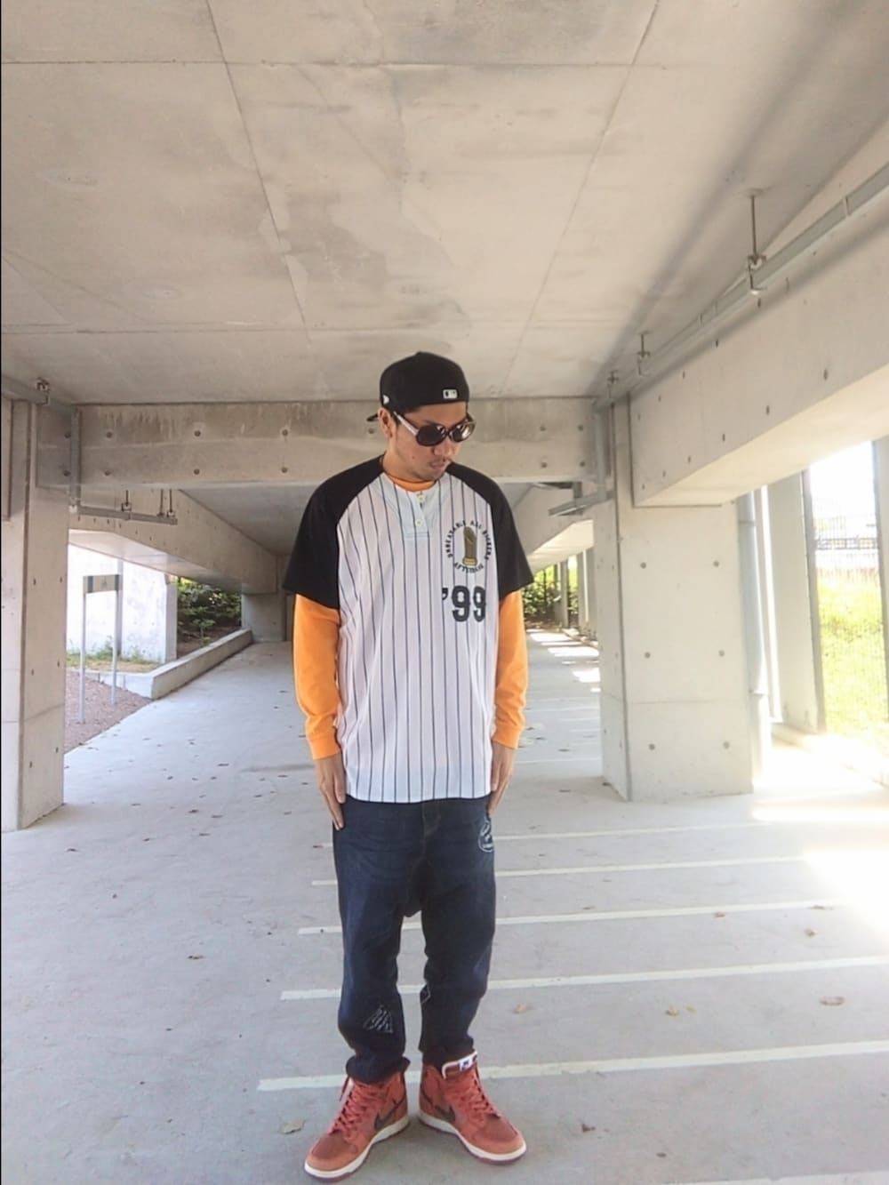 ホワイト系のシャツ/ブラウス、オレンジ系のTシャツ/カットソー、ブルー系のデニムパンツを着用したメンズの春コーディネートの3枚目の写真