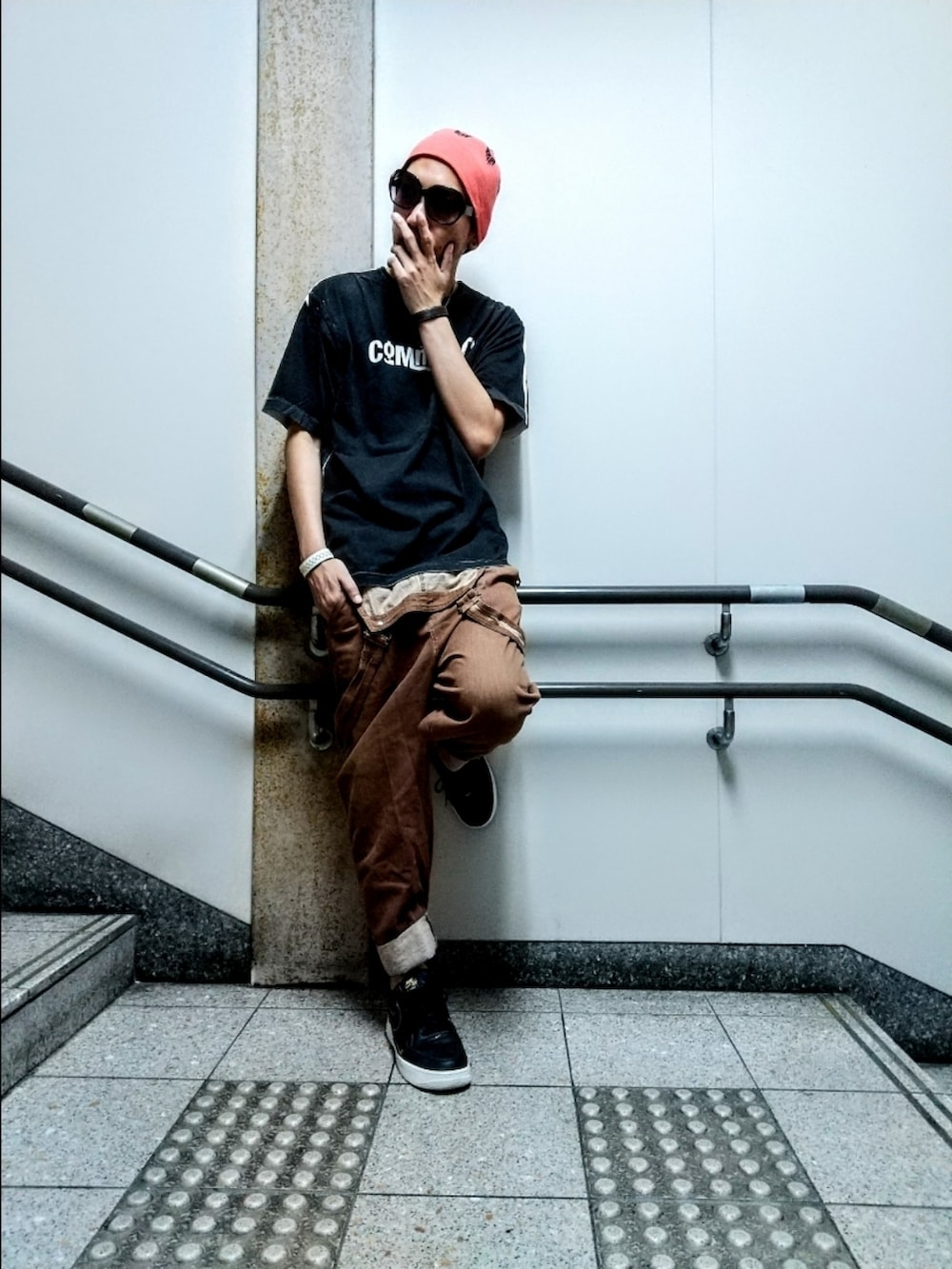 ブラック系のTシャツ/カットソー、ブラウン系のサロペット/オーバーオール、ブラック系のスニーカーを着用したメンズの夏コーディネートの3枚目の写真