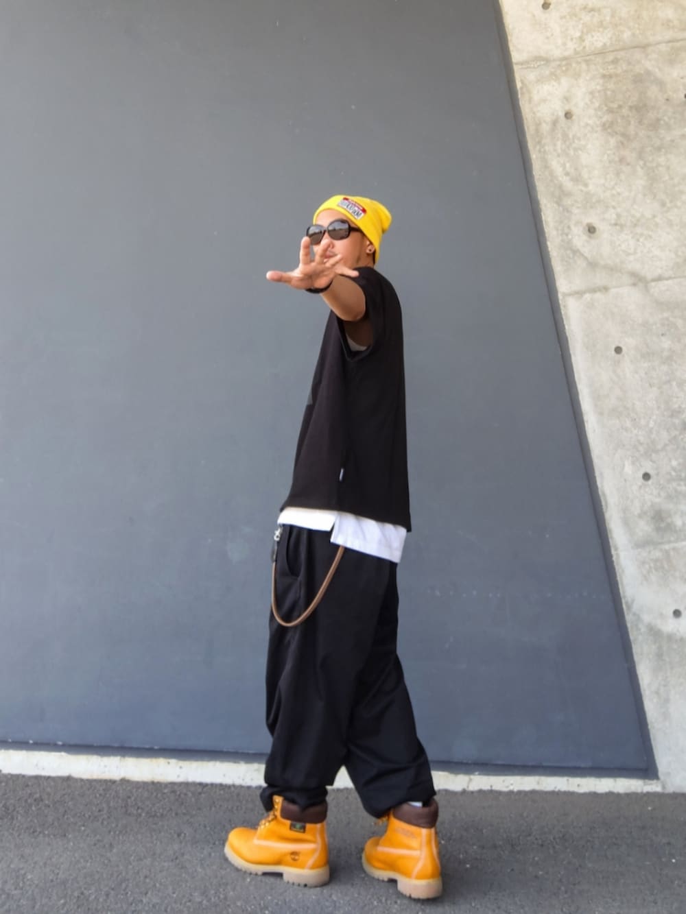 ブラック系のTシャツ/カットソー、ホワイト系のタンクトップ、ブラック系のその他パンツを着用したメンズの夏コーディネートの3枚目の写真