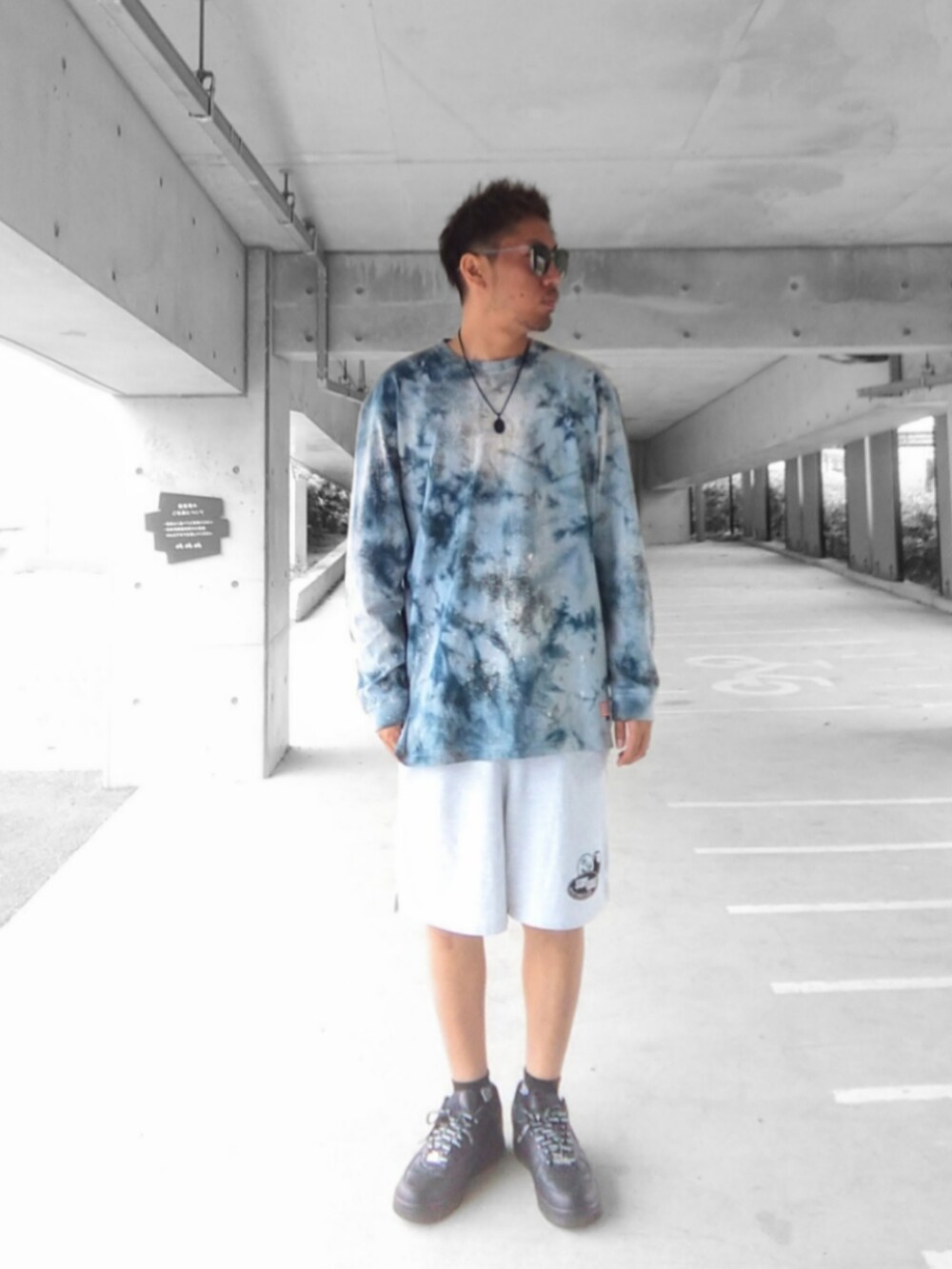 グレー系のTシャツ/カットソー、グレー系のスウェットパンツ、ブラック系のスニーカーを着用したメンズの春コーディネートの2枚目の写真