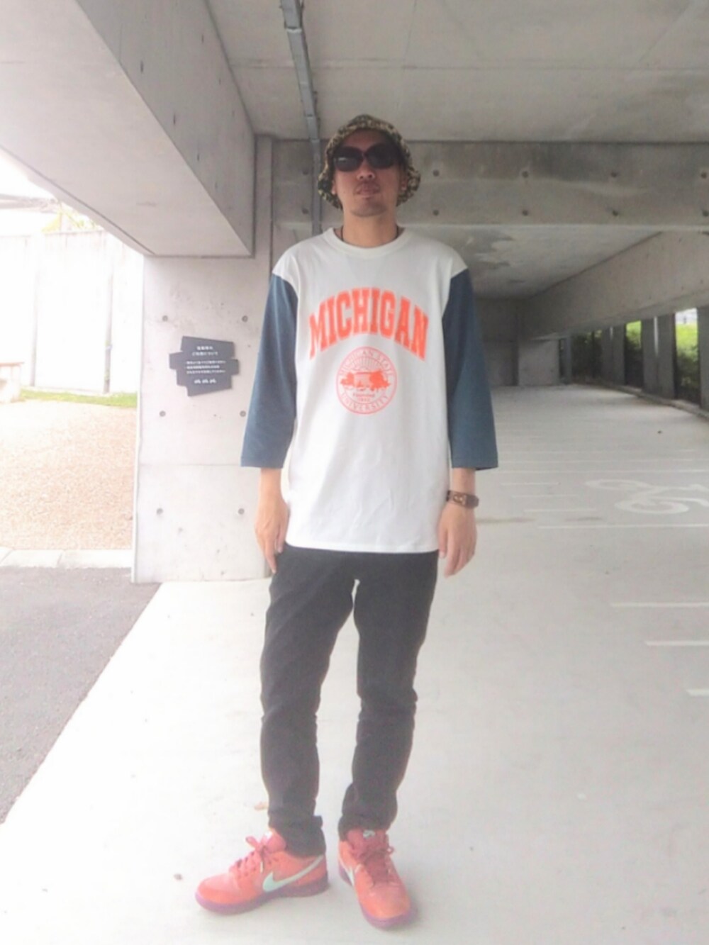「ストリート、ラグランTシャツ、ブレスレット、united arrows、NIKE、dunk、LEFLAH、バケットハット、最近のいい感じコーデ、オレンジ、春コーデ、カモフラ」｜「LEFLAHのジャングルカモの柄の中にセクシーな女性が隠れてます✨（ハット、その他）」を使った、hasshi(ハッシー)さん（メンズ・172cm）の春コーディネートの2枚目の写真