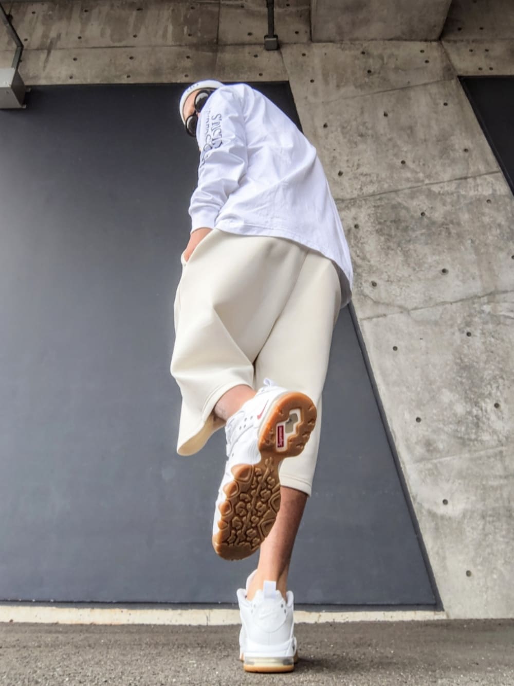 ホワイト系のTシャツ/カットソー、ホワイト系のその他パンツ、ホワイト系のスニーカーを着用したメンズの秋コーディネートの2枚目の写真